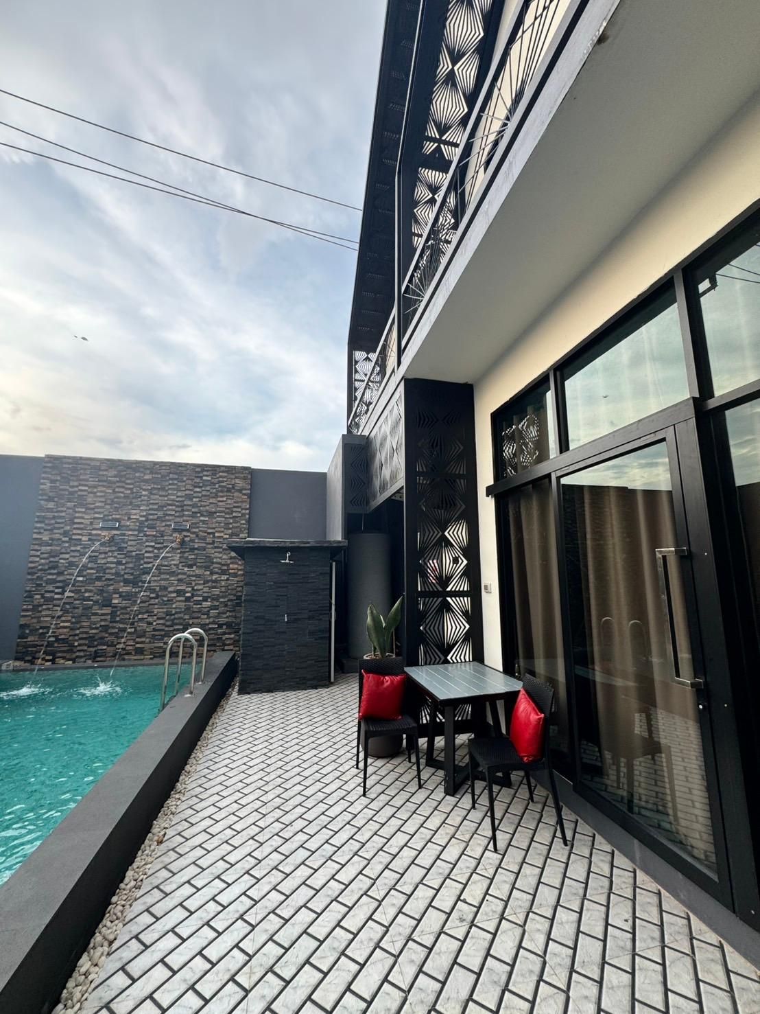 swimming pool [outdoor]