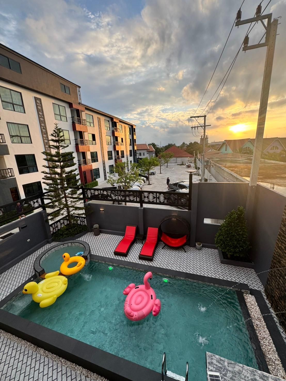 swimming pool [outdoor]