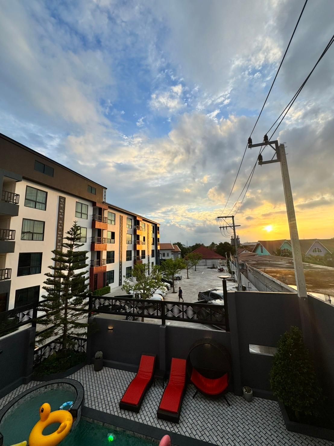 swimming pool [outdoor]