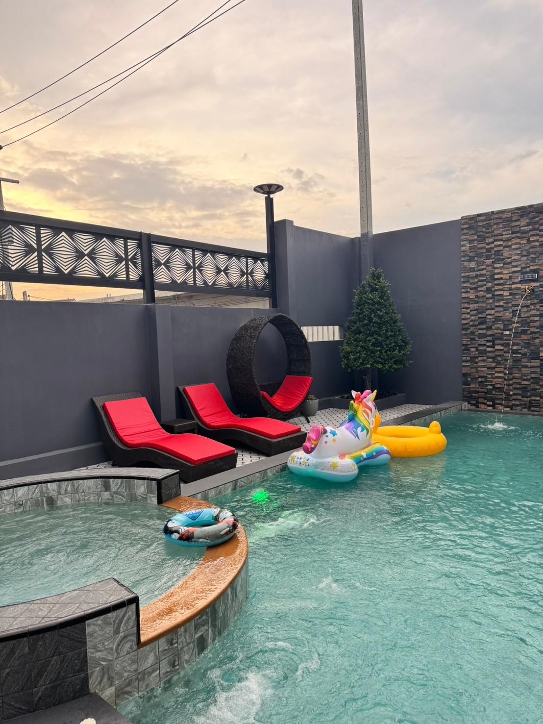 swimming pool [outdoor]