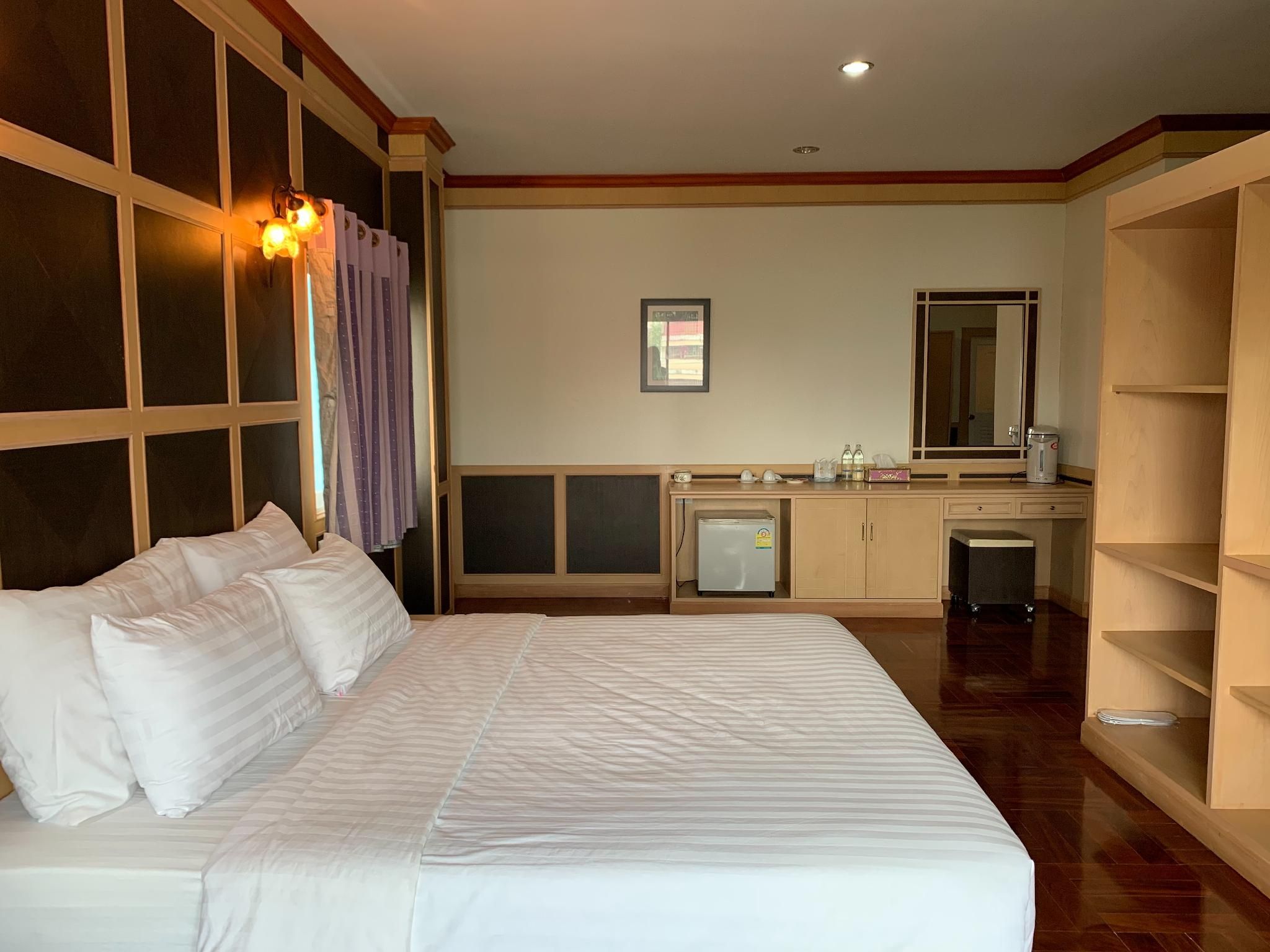 Dee Prom Hotel Suite 2