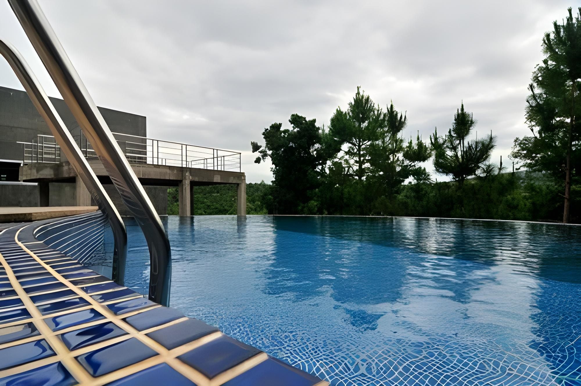 swimming pool [outdoor]