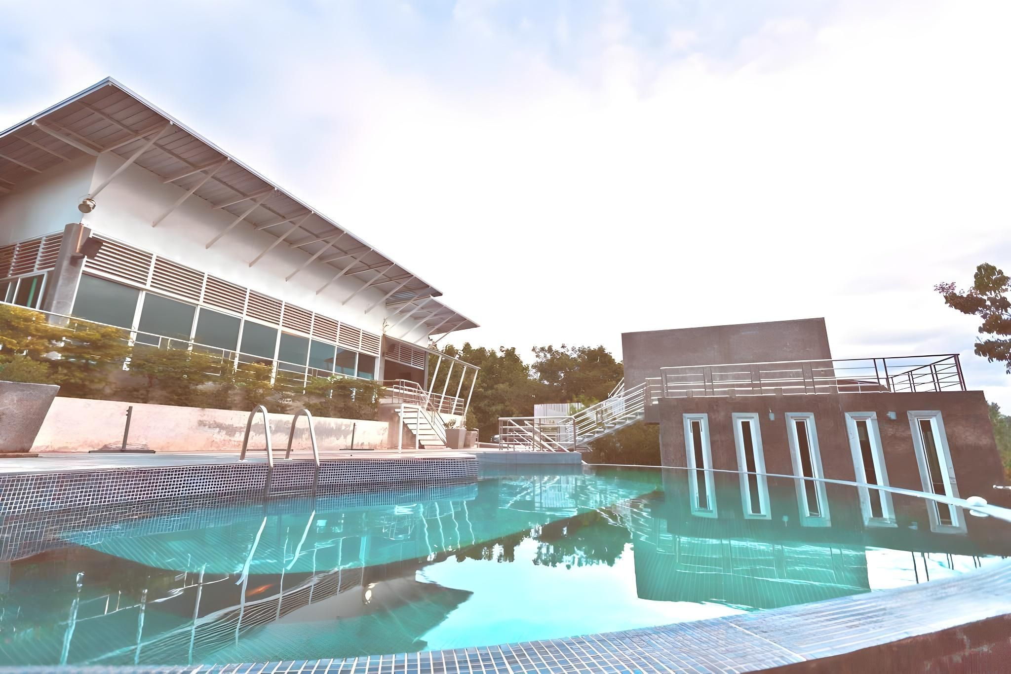 swimming pool [outdoor]