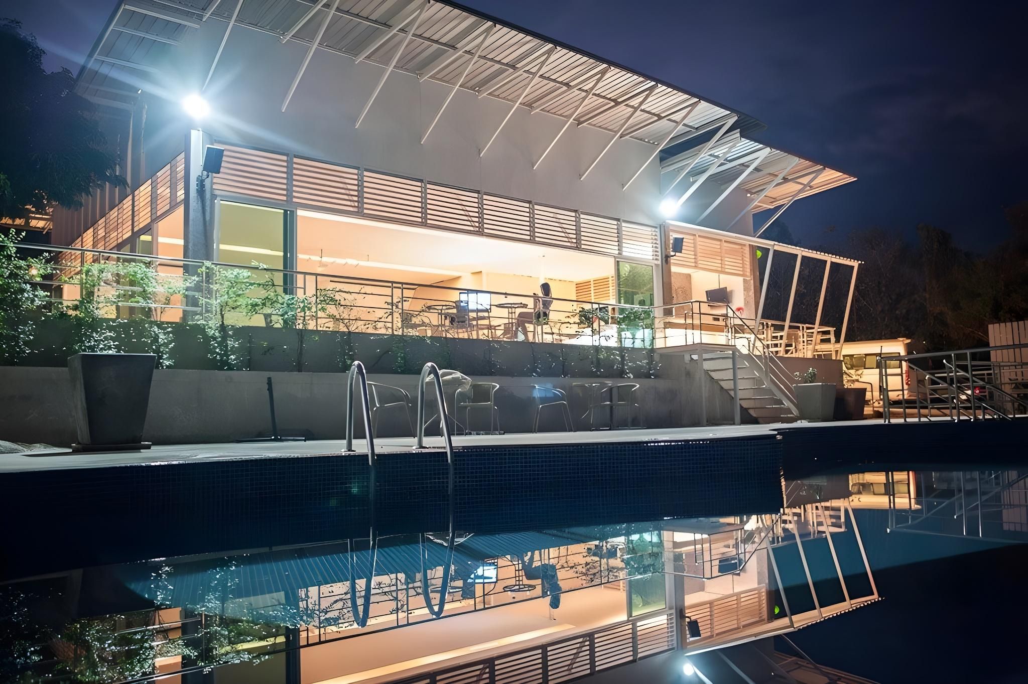 swimming pool [outdoor]