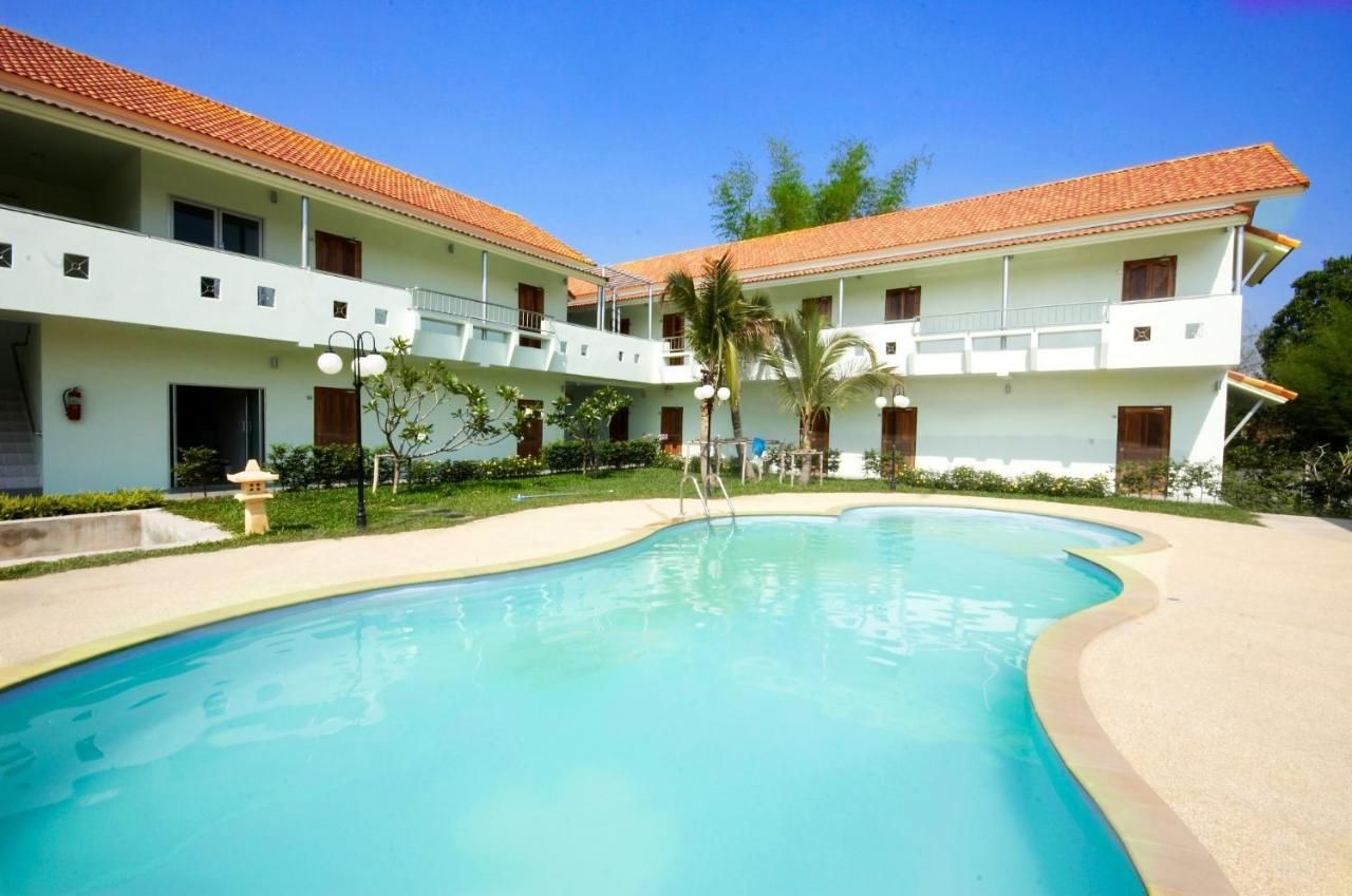 swimming pool [outdoor]