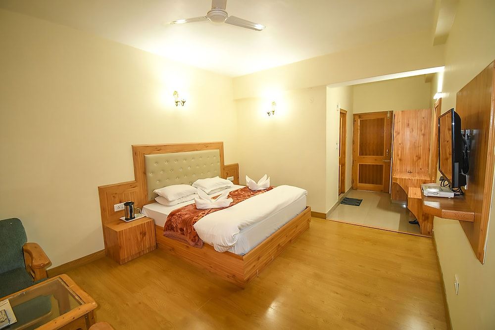 New Ambika International Deluxe Room 8