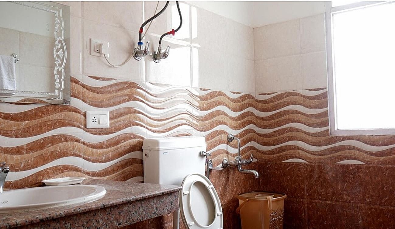 New Ambika International Deluxe Room with Balcony 7