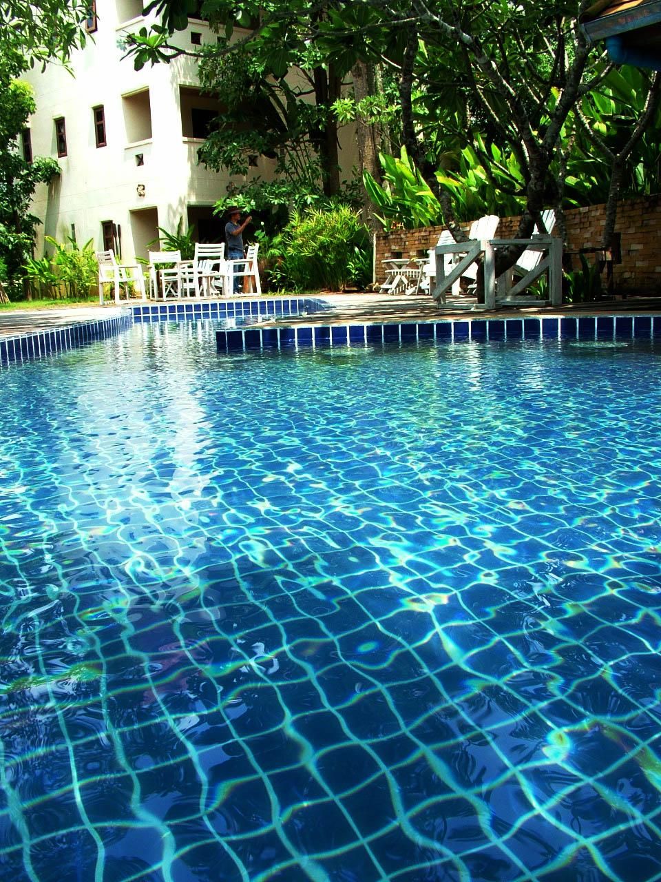 swimming pool [outdoor]