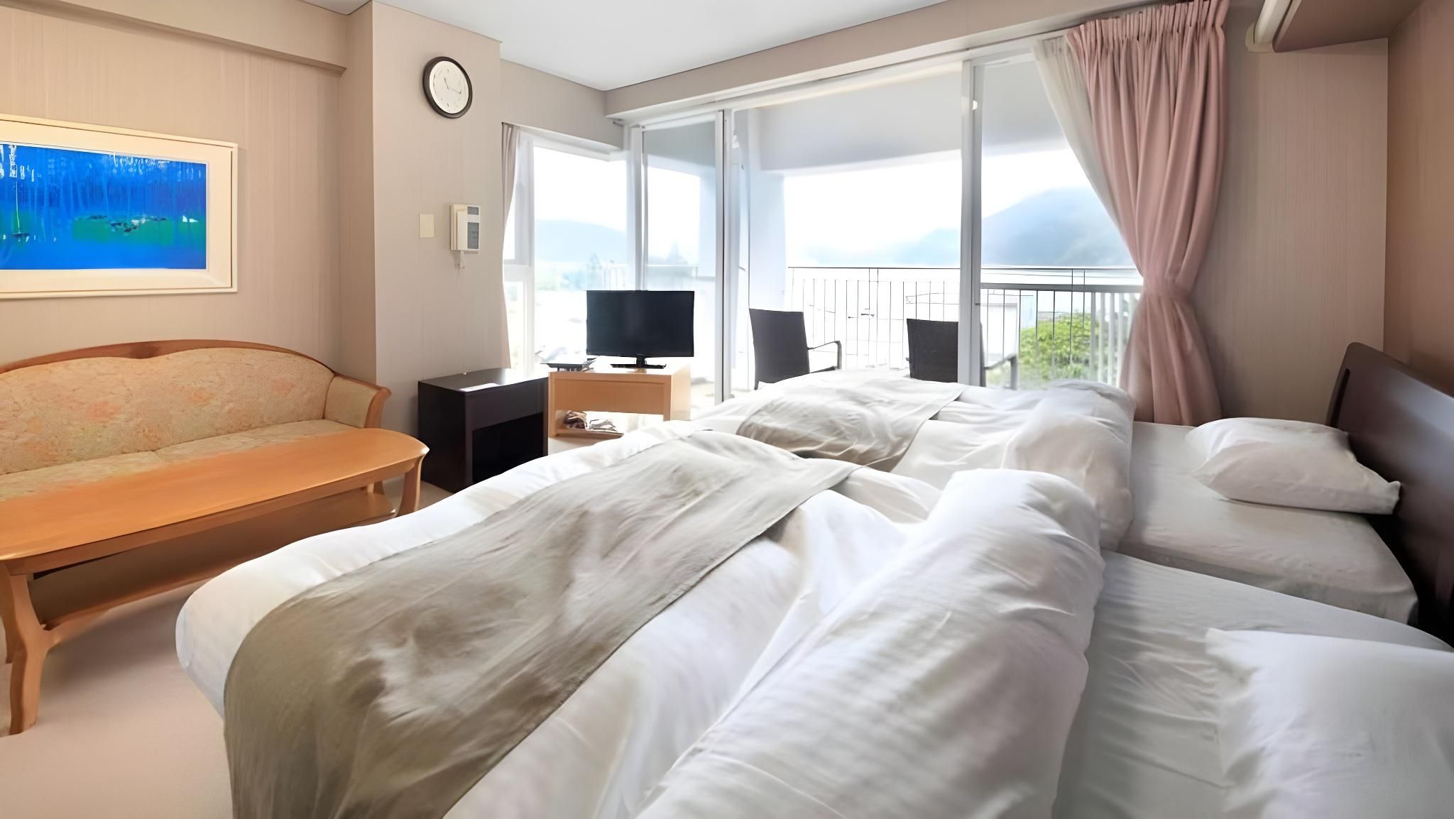 Standard Twin Room with Balcony