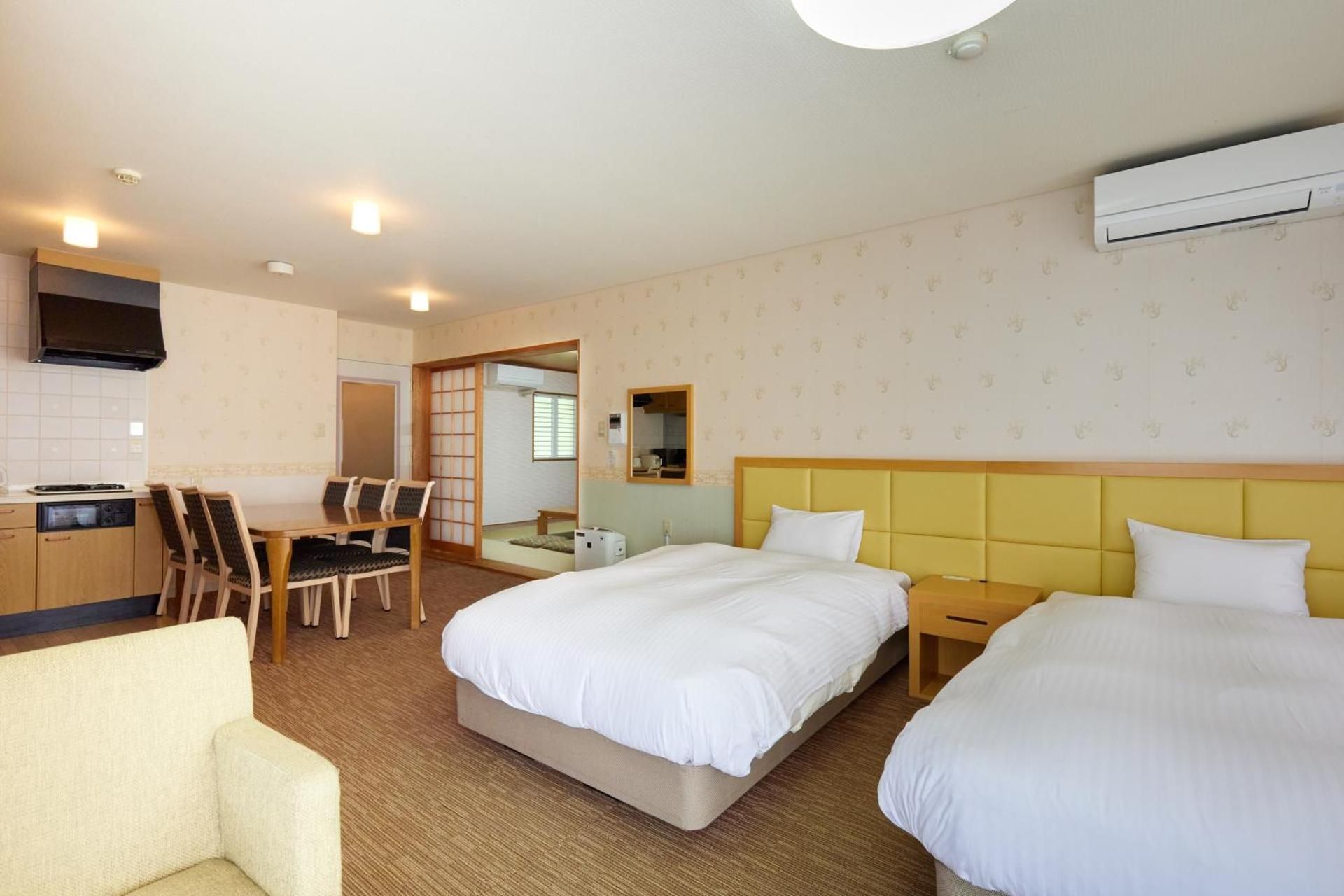 60m2 Western Japanese room with 2 Single Beds - No pets