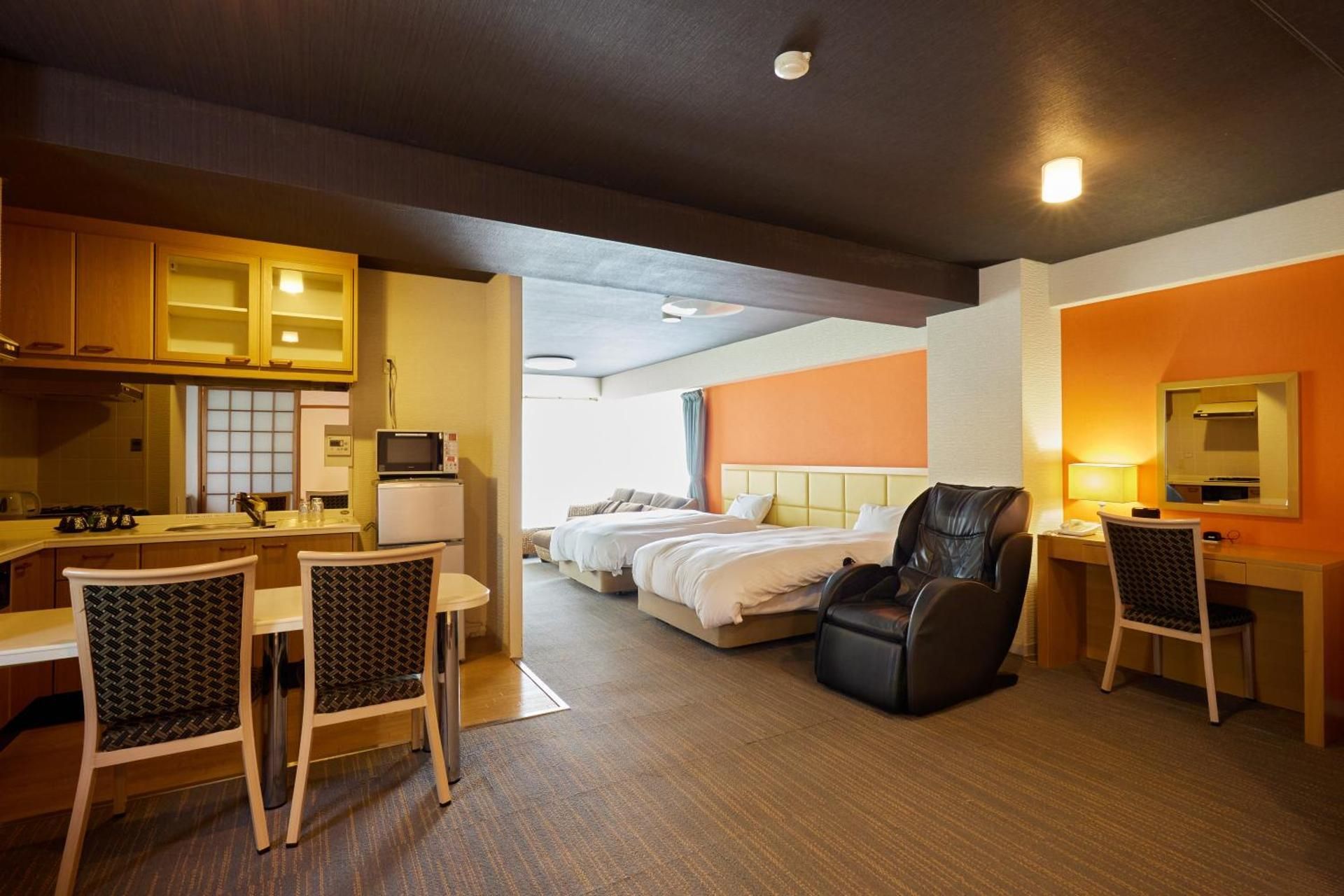 85m2 Western Japanese room with 4 Single Beds - No pets