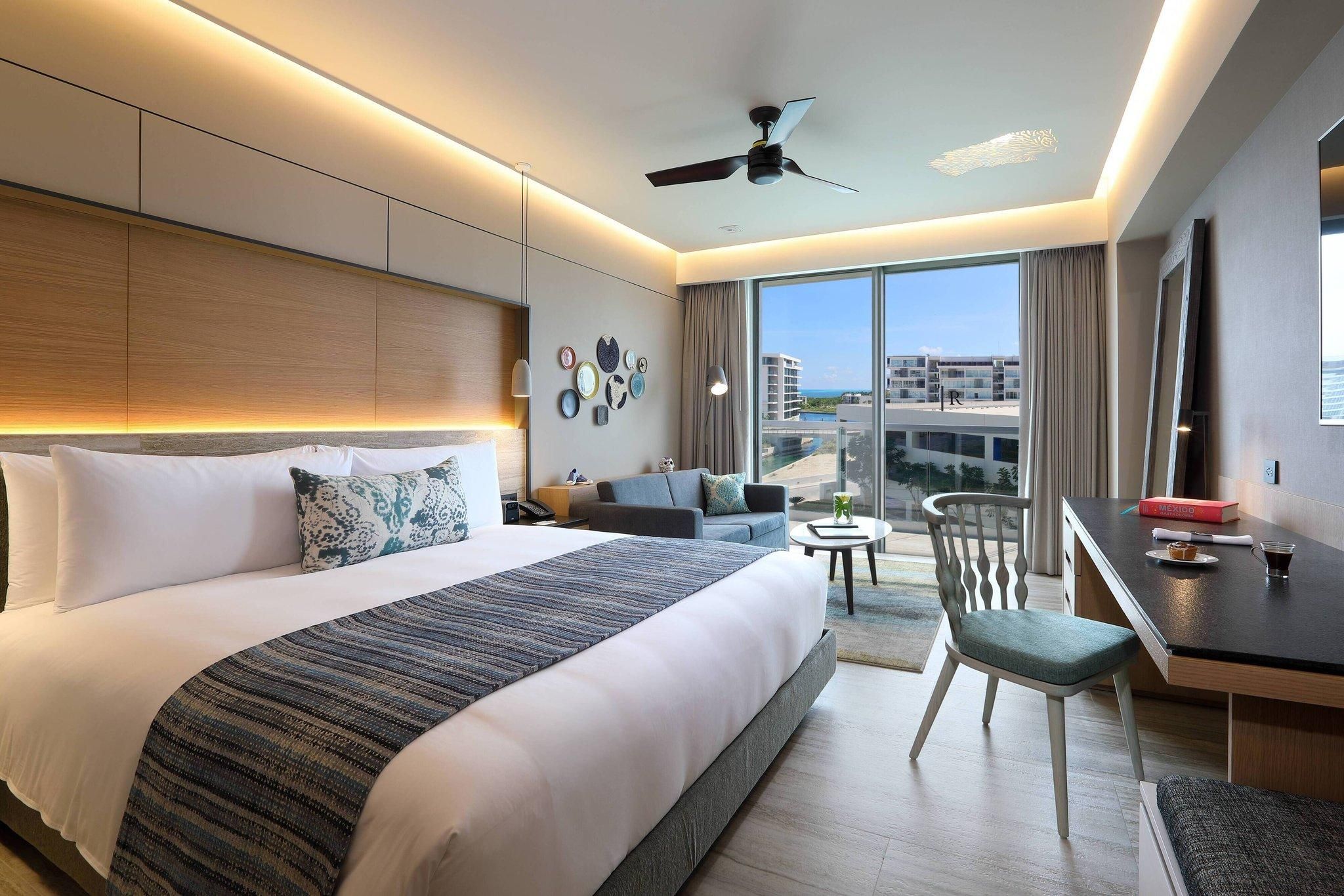 Renaissance Cancun Resort & Marina Deluxe Guest room, 1 King, Sofa bed, Balcony