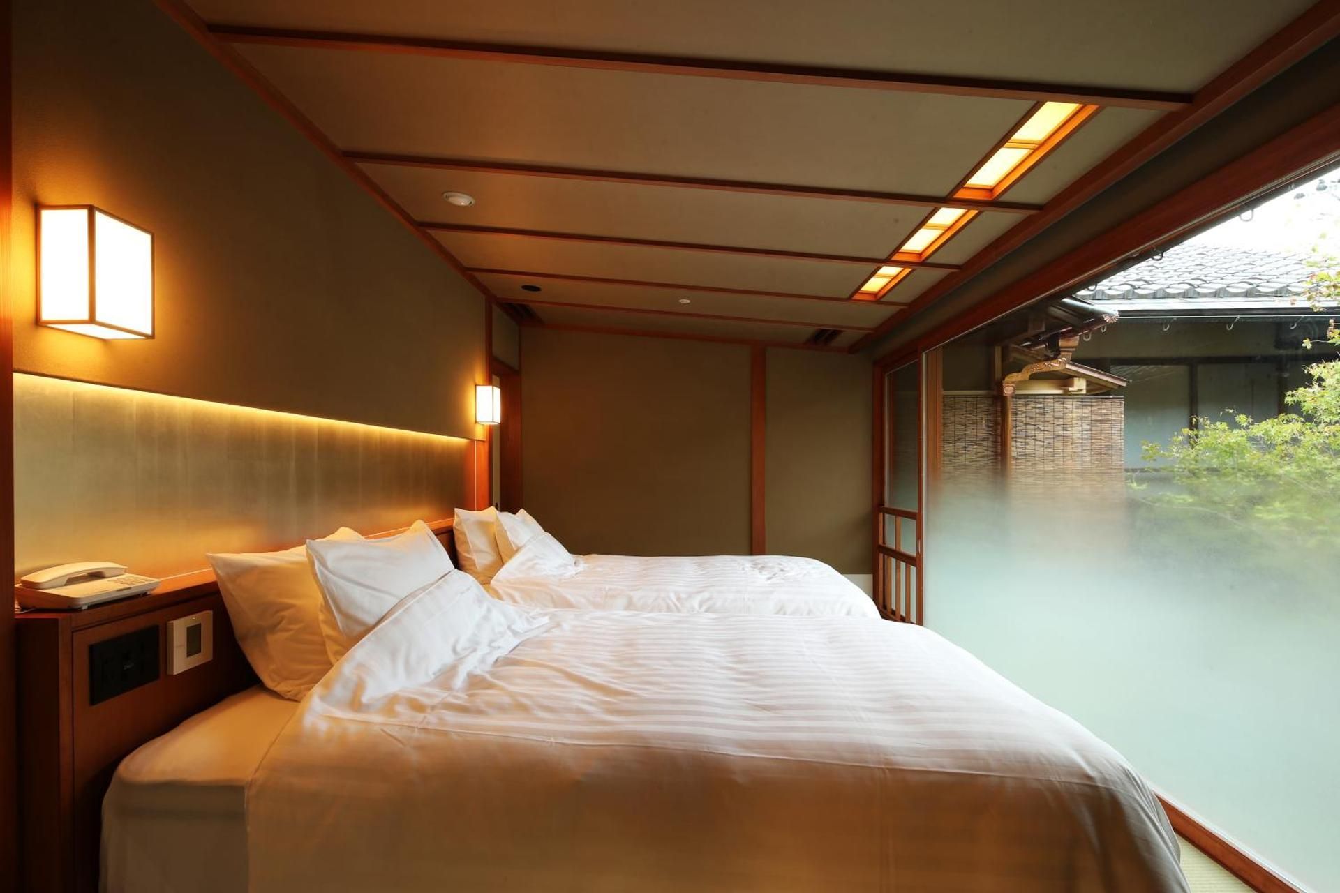 Luxury Suite with Bathtub