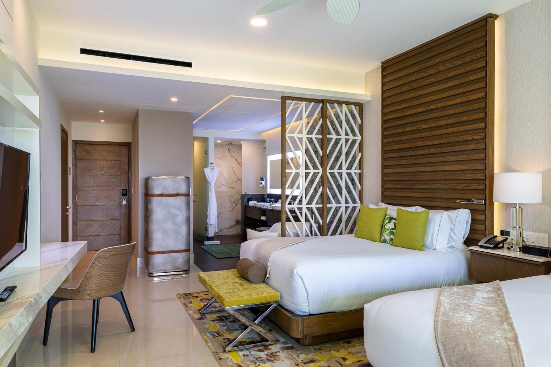 Junior Suite Swim Up 2 Queen Beds