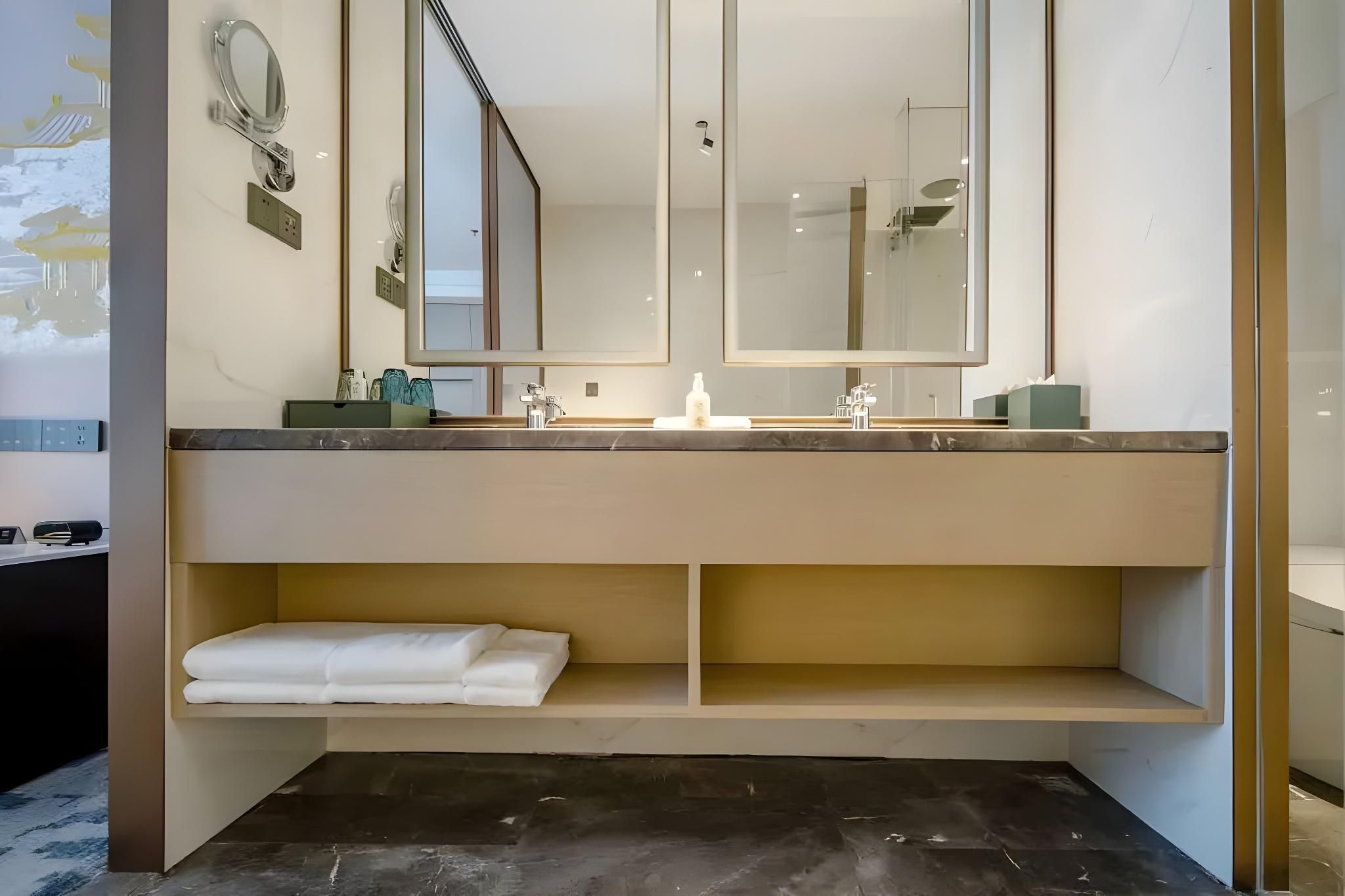 YUN-RAY INTERNATIONAL EXCHANGE CENTER Wellness Room with Reclining Chair - Portable Speaker Included 3