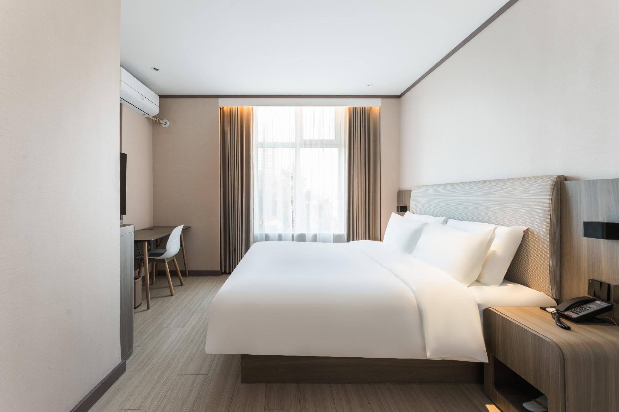 Huazhu - Room With Bed