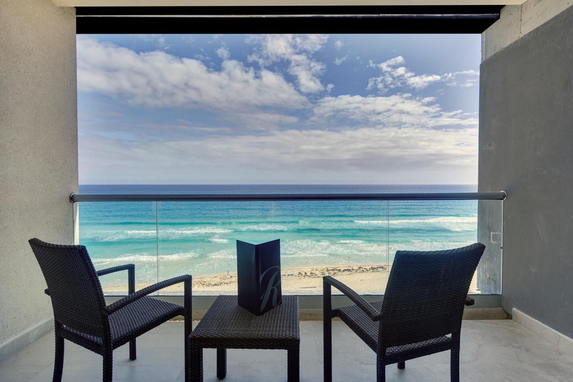 Luxury Junior Suite Ocean Front Diamond Club
