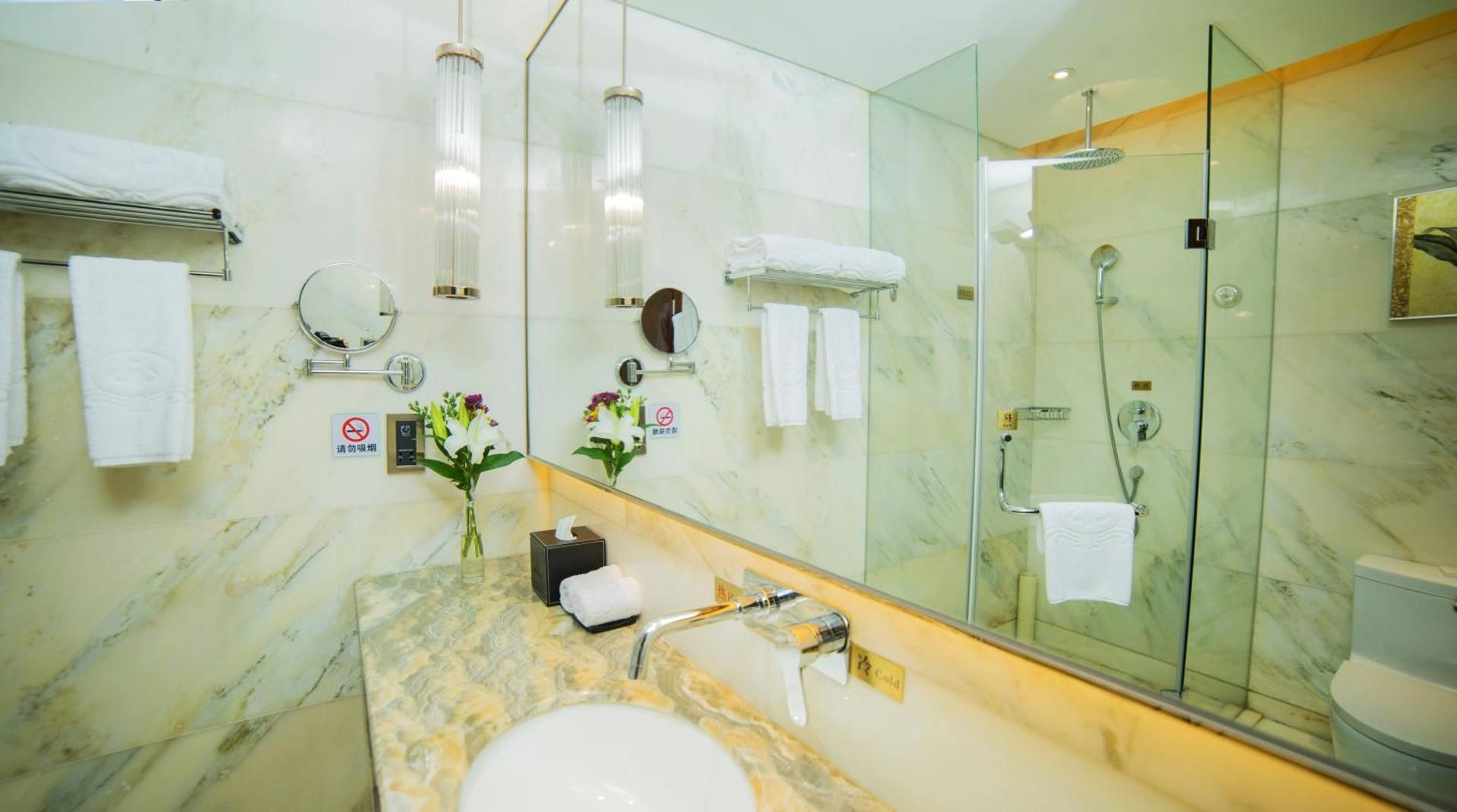 Deluxe Double Room (2 Adults + 1 Child)