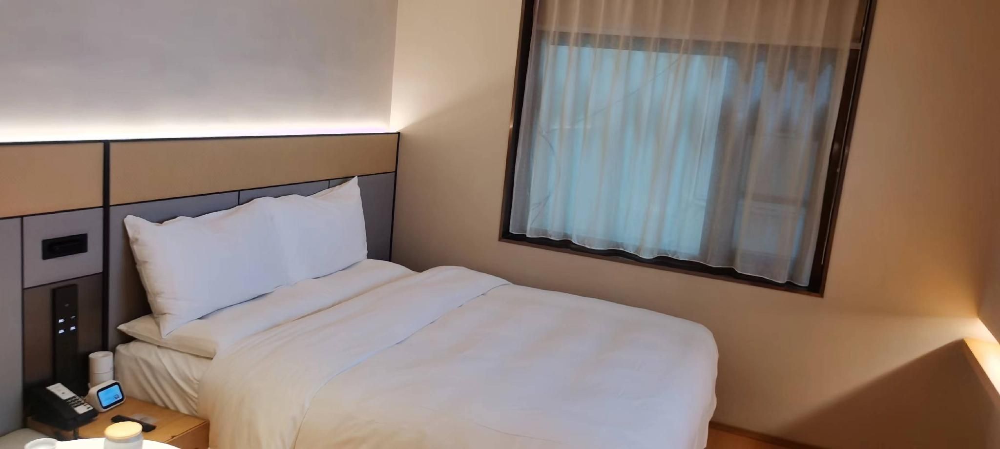Business Queen Bed Room