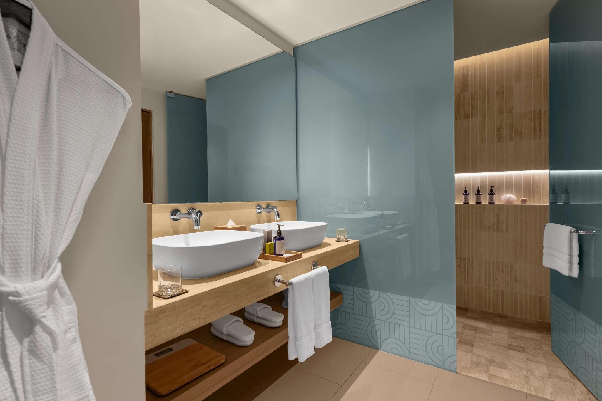 Enclave Beachfront Room - 2 Queen - Balcony