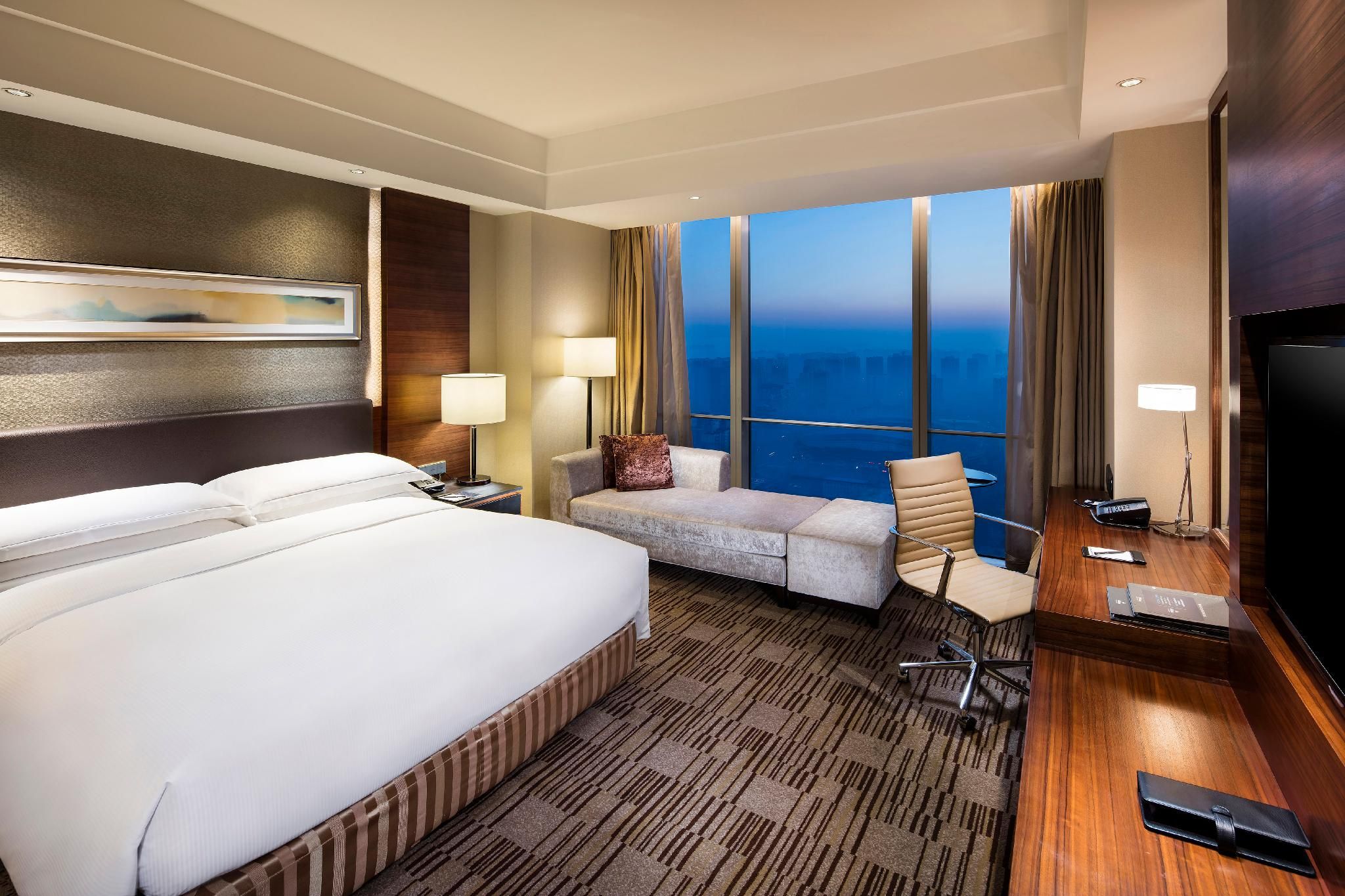 1 King Bed Hilton Studio