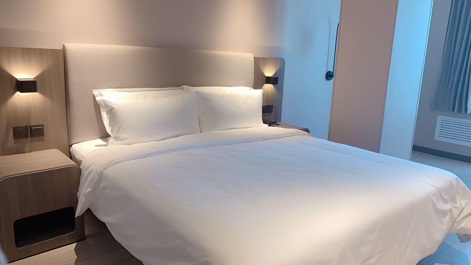 Huazhu - Room With Bed