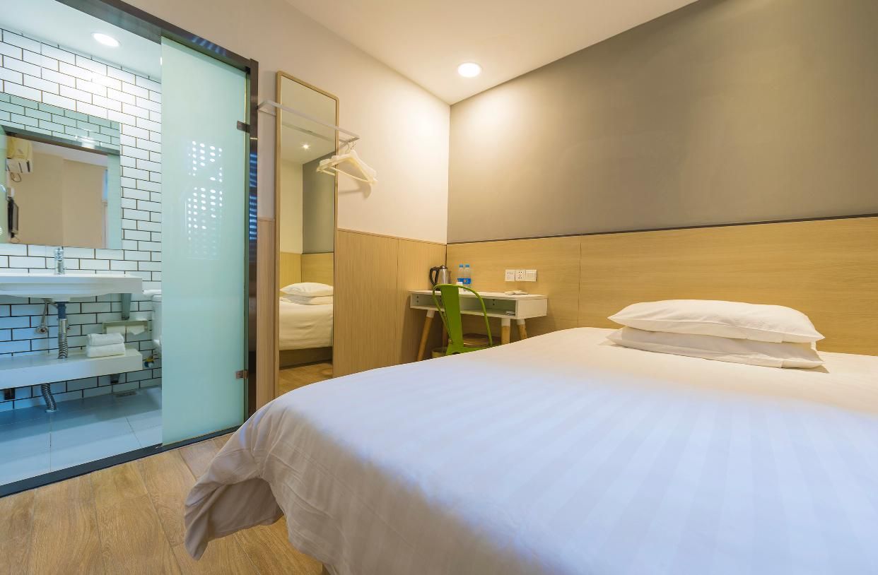 Huazhu - Room With Bed