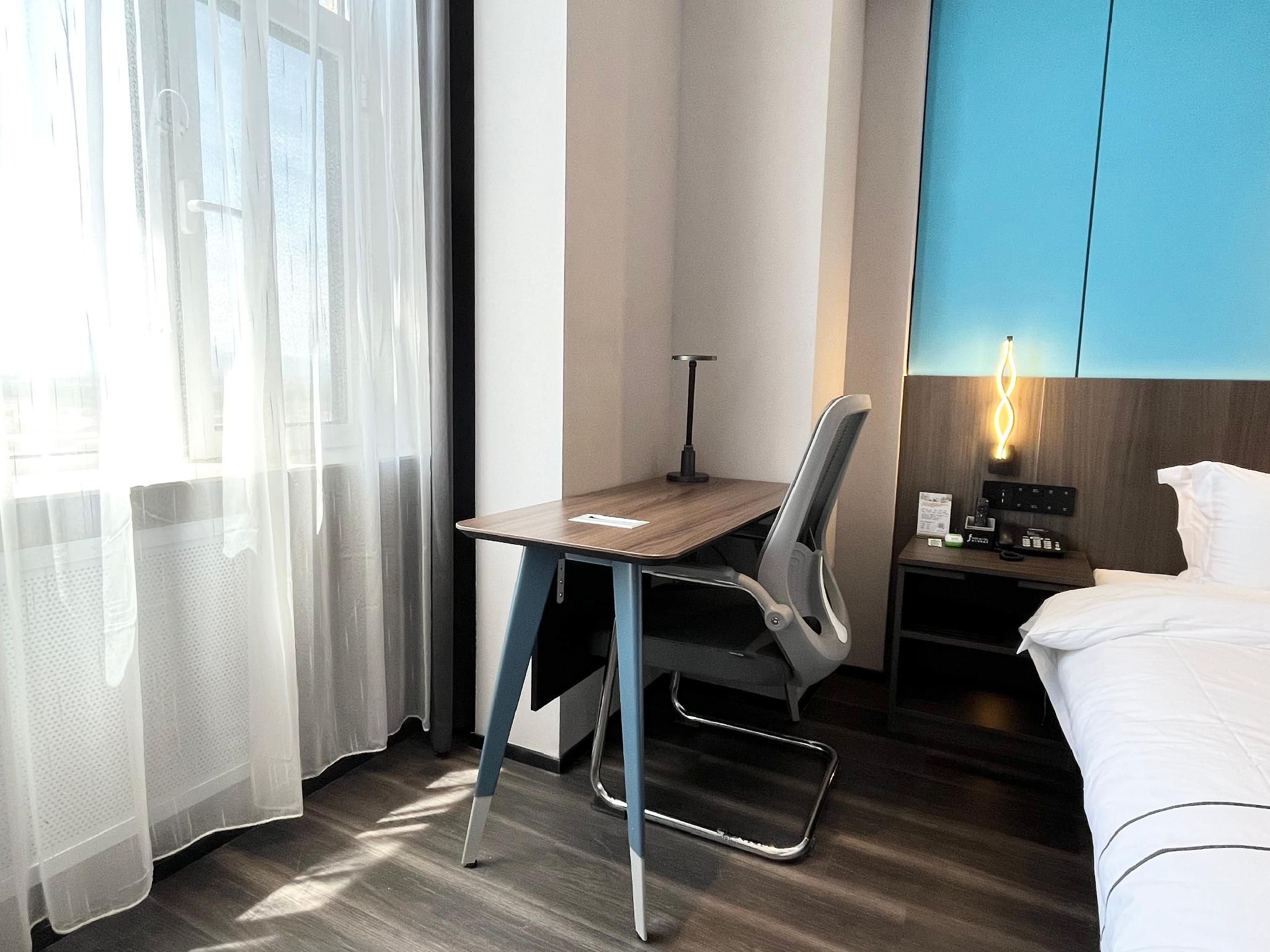 Rezen - Business Digital Intelligence Twin Room
