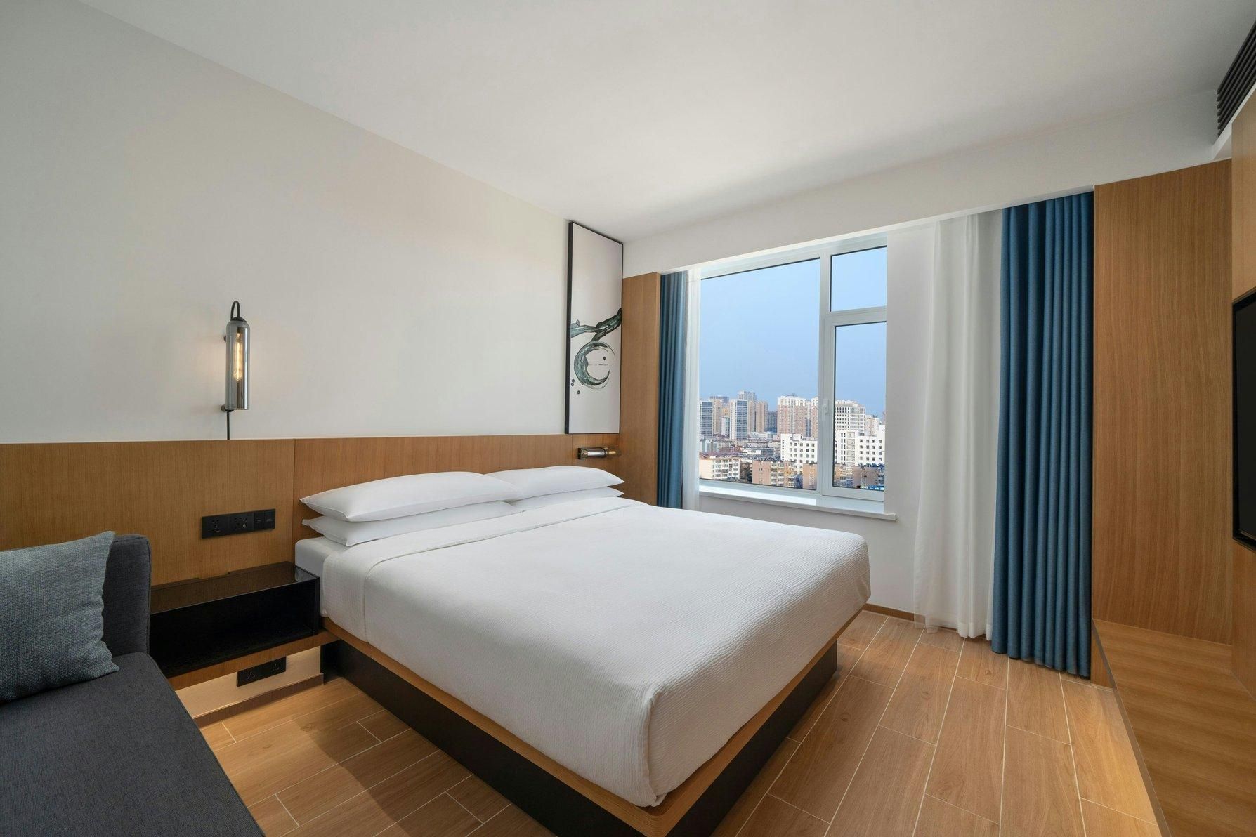 Standard King, Guest room, 1 King, City View