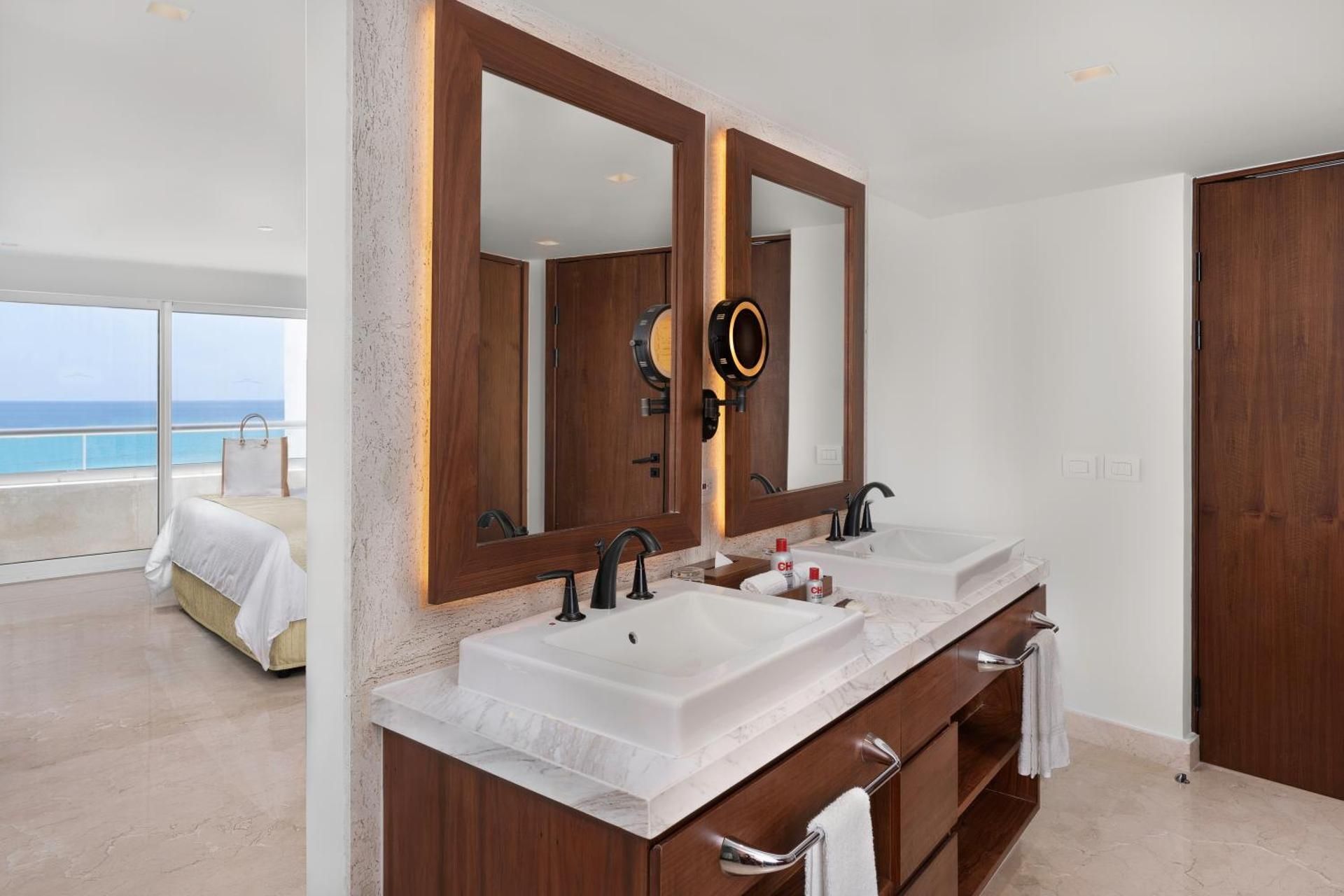 Superior Governor Suite Partial Ocean View - King Size Bed