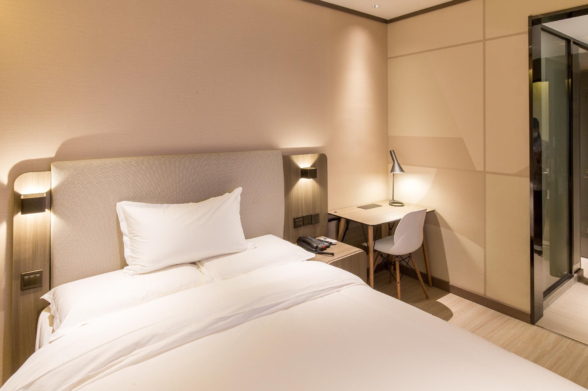 Huazhu - Room With Bed
