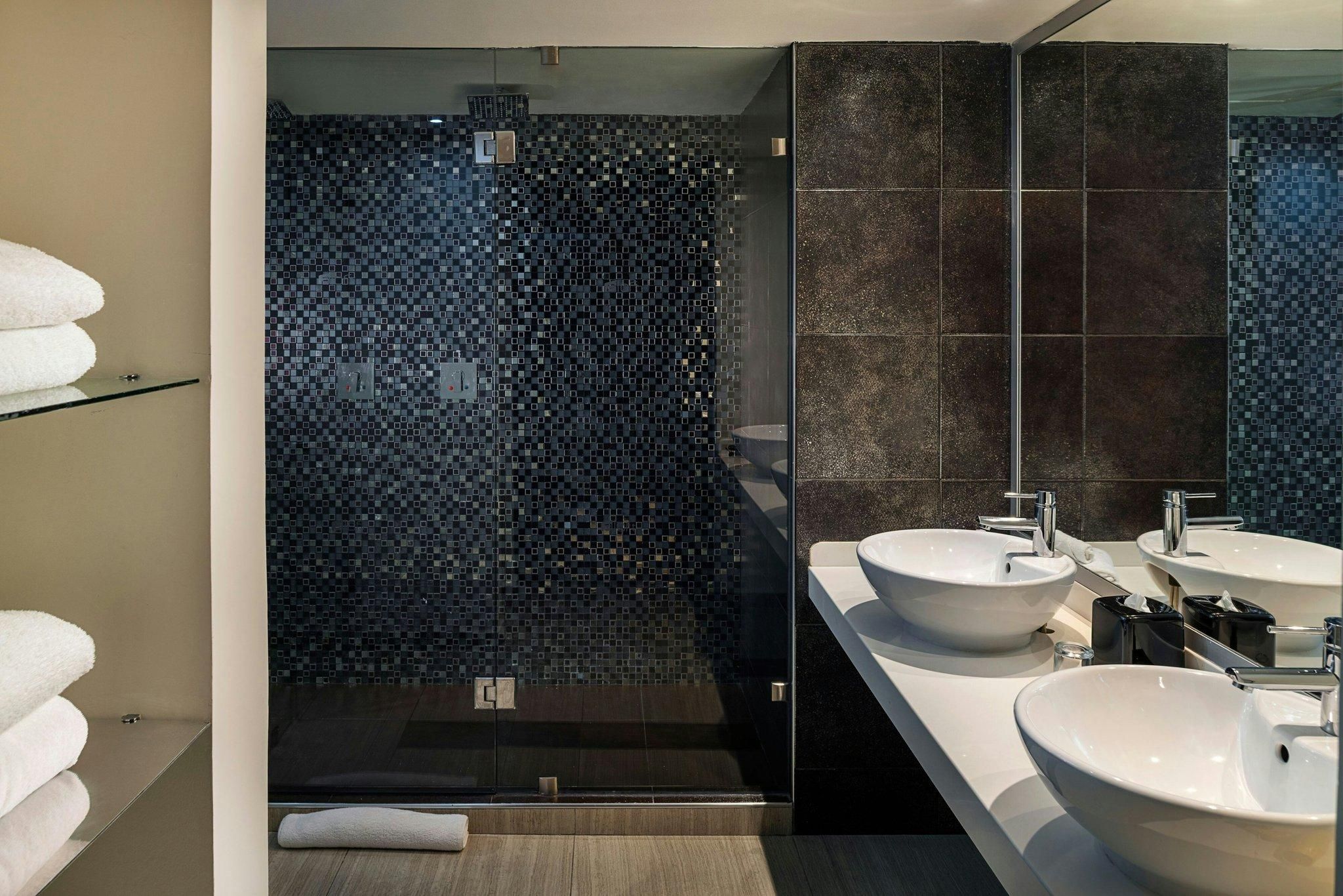 jr suite lagoon view, junior suite, 1 king, lagoon view, high floor