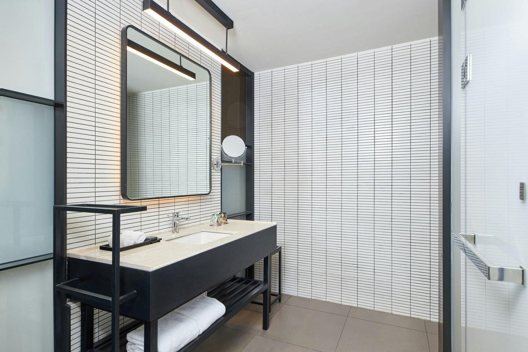 Breezy Room, Guest room, 2 Double, City view