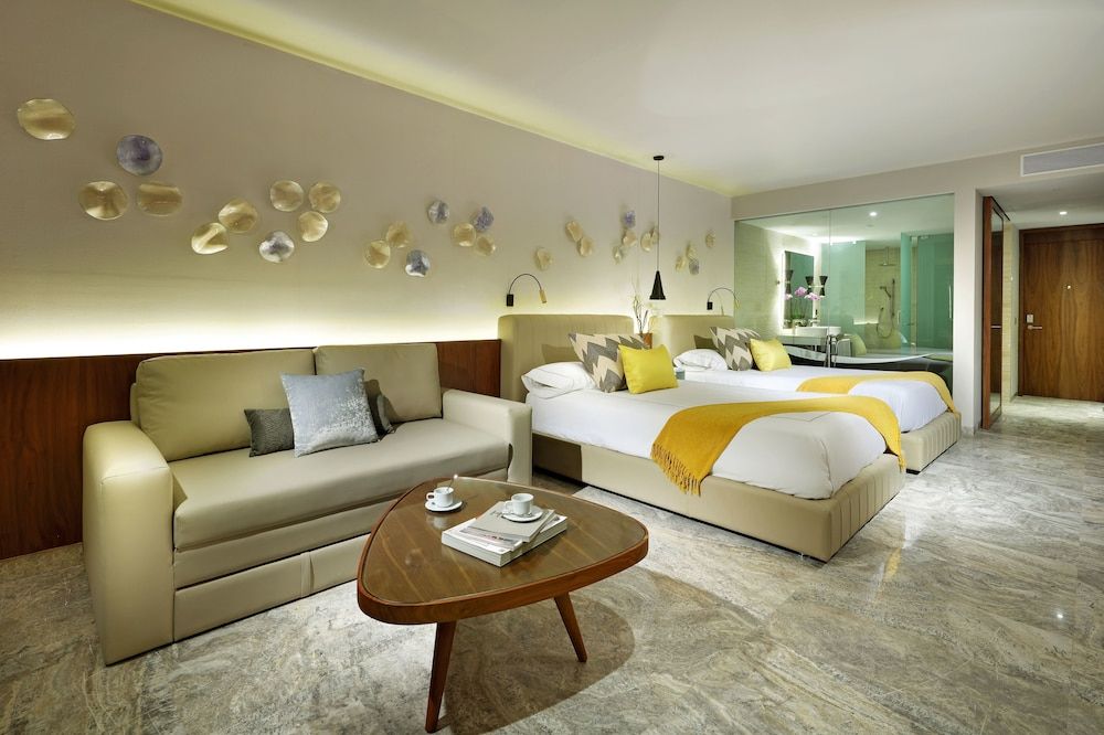 Junior Suite Poolside