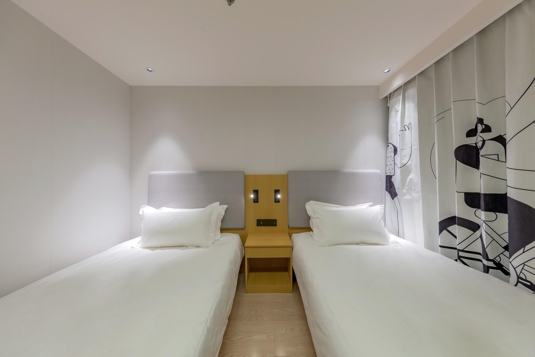 Twin Bed Room