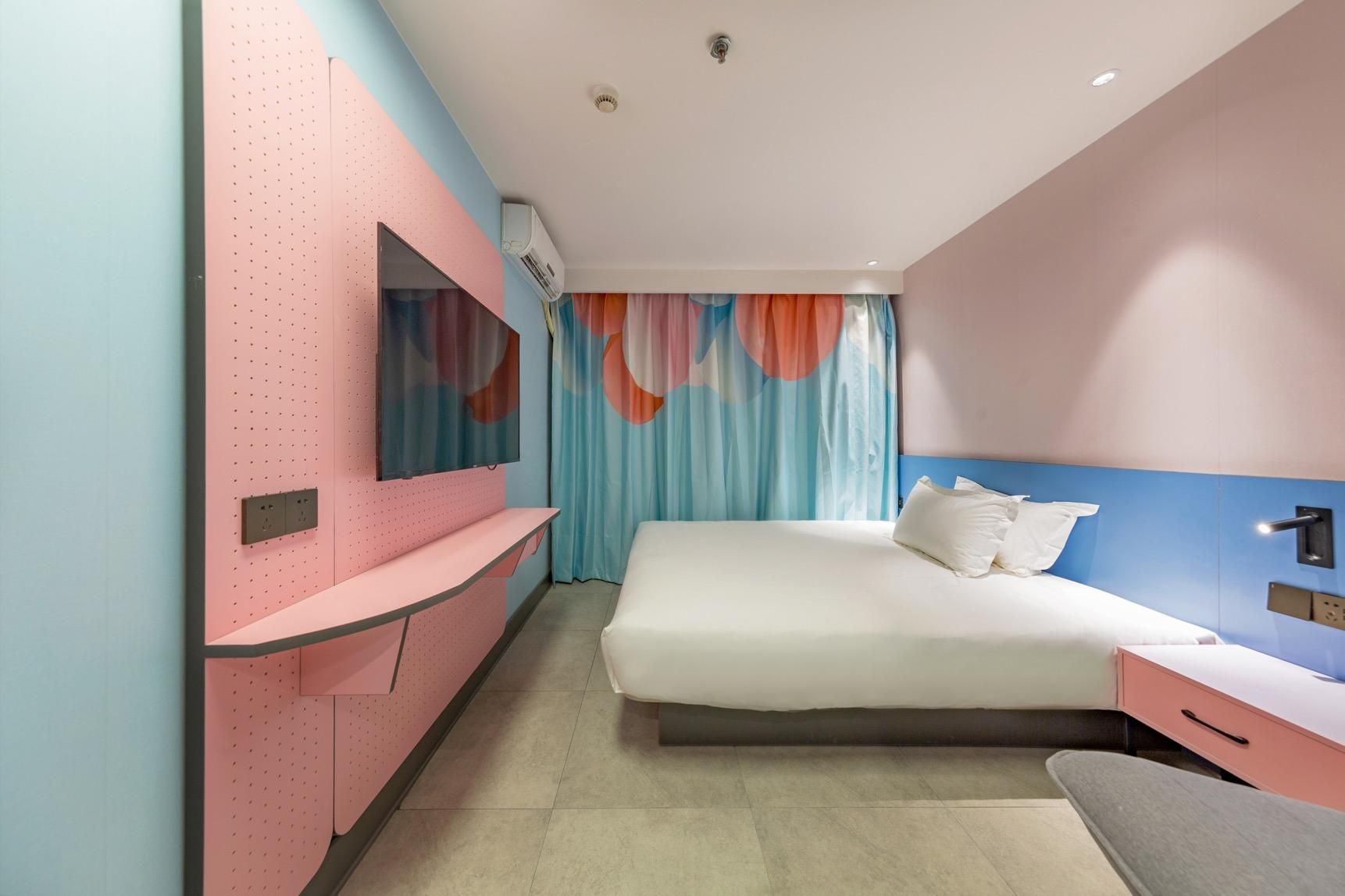 Pressure Release Feature Queen Room