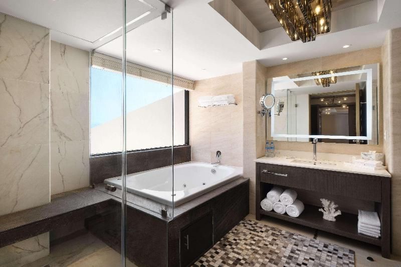 Family Suite, 3-Bedroom, 2 King Beds and 2 Double Beds, Non-Smoking