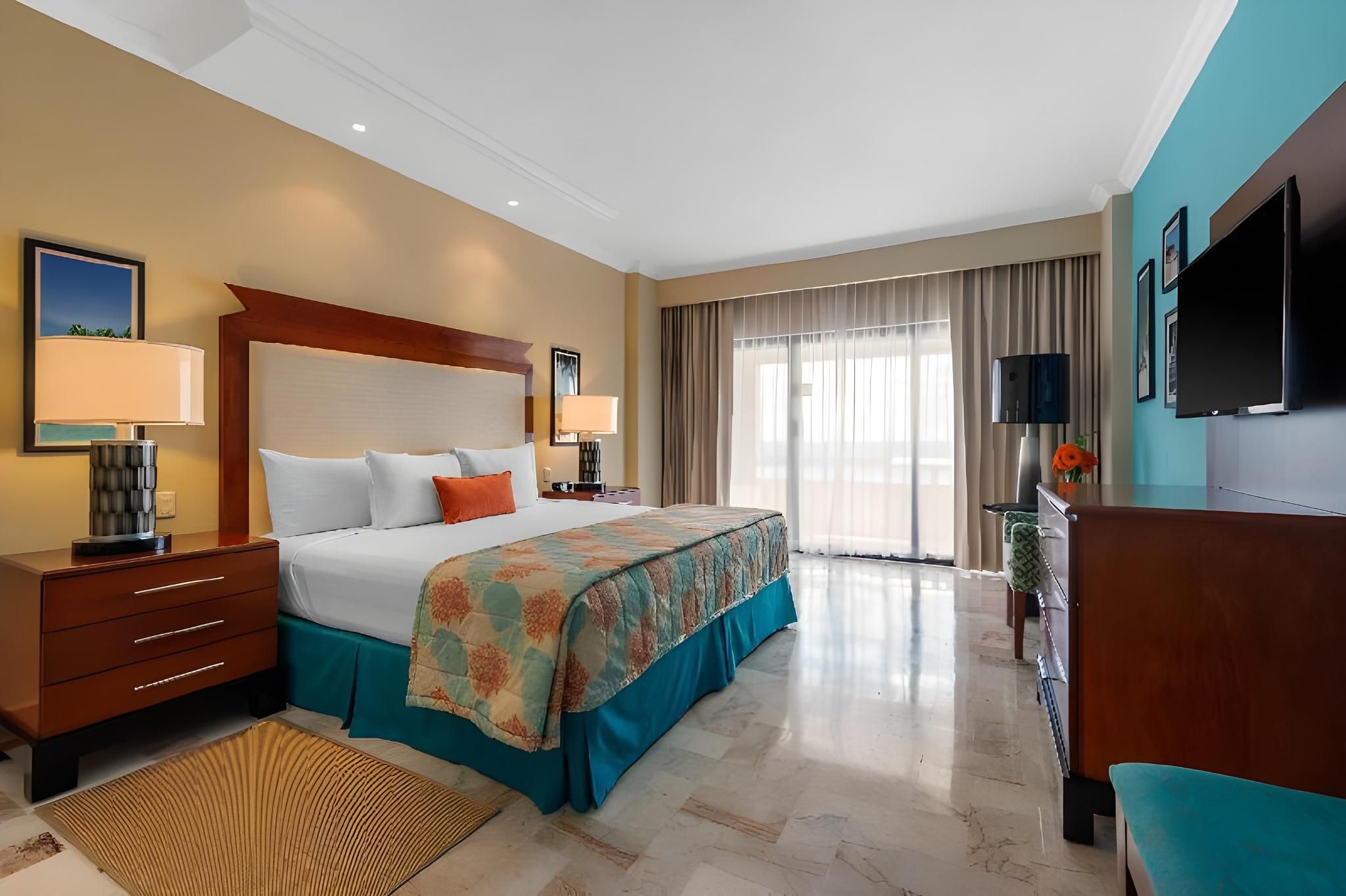 Executive Suite, 1 King Bed, 2 Double Beds, Non-Smoking