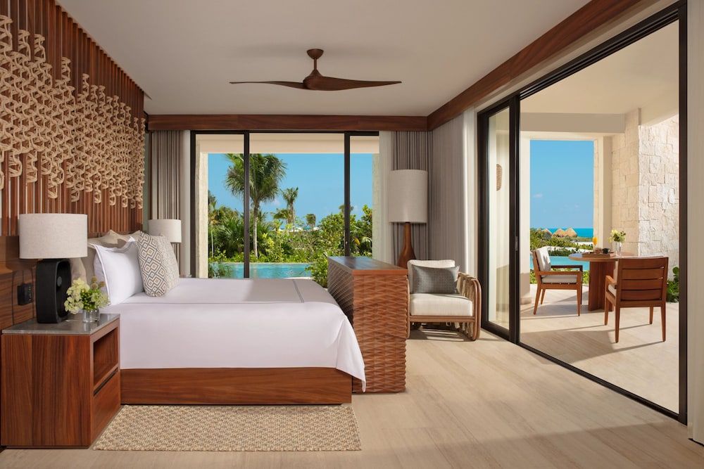 Presidential Suite Swimout Ocean Front with terrace