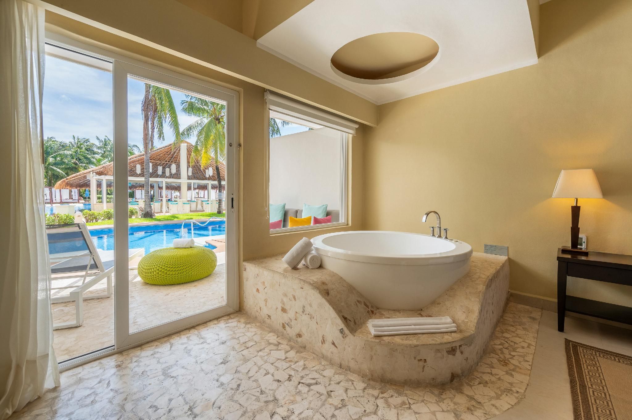 Deluxe Swim Up 2 Queen