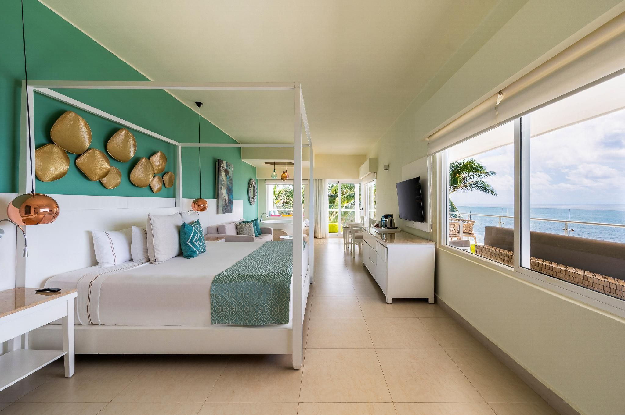 Corner Suite Ocean Front King