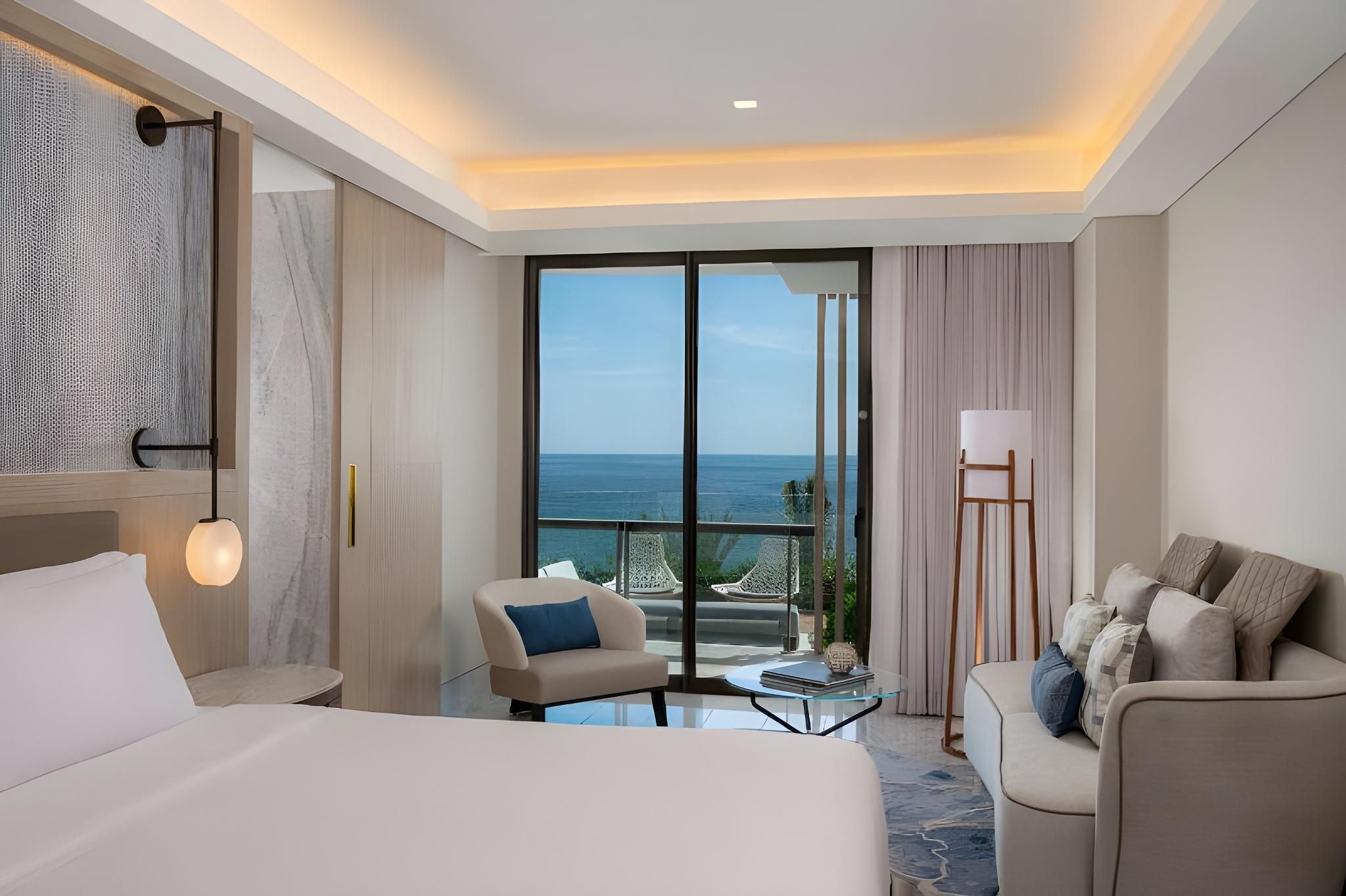 Deluxe Ocean Front King Bed Guestroom