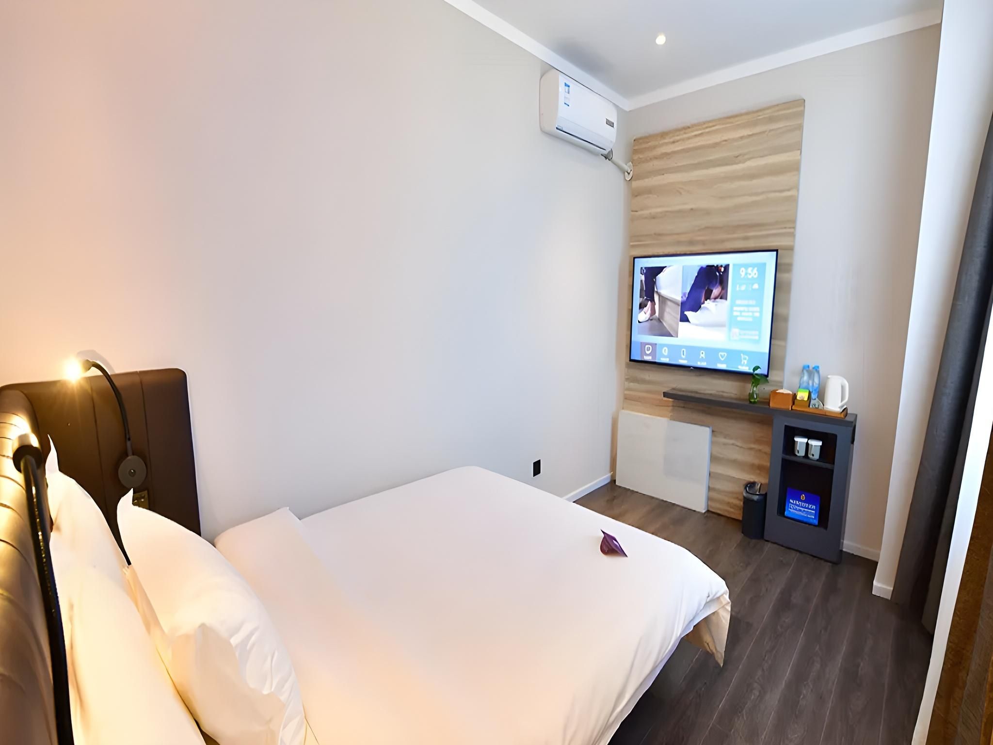 Hotel Queen Room