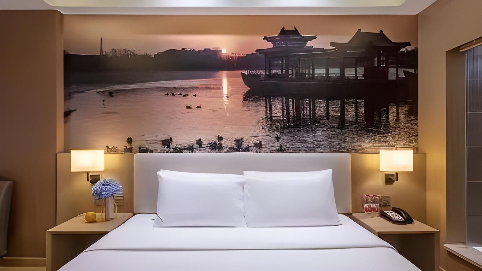 Huazhu - Room With Bed