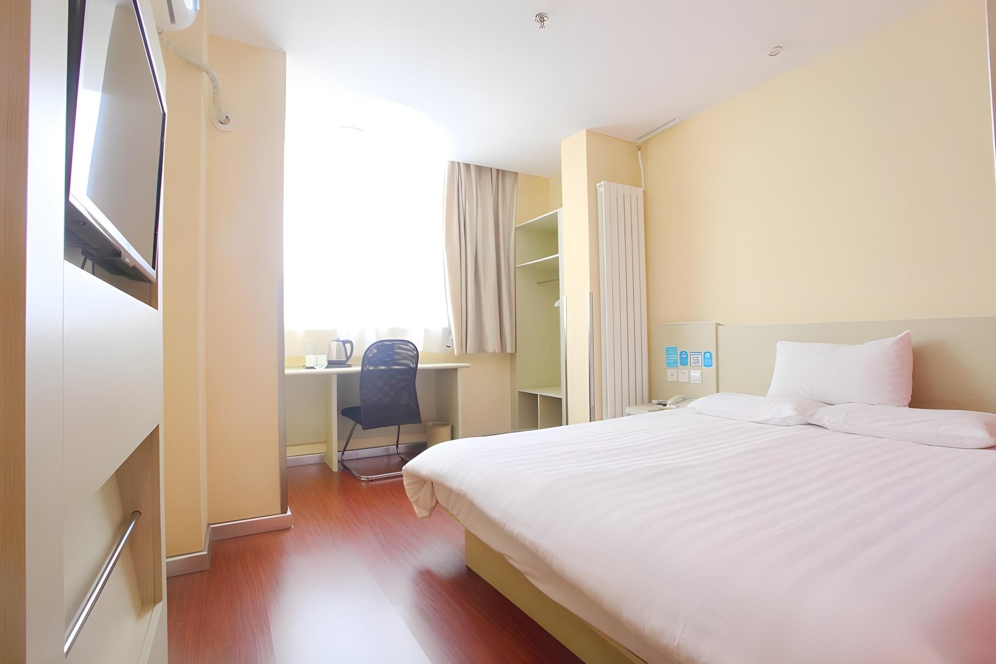 Hotel Queen Room