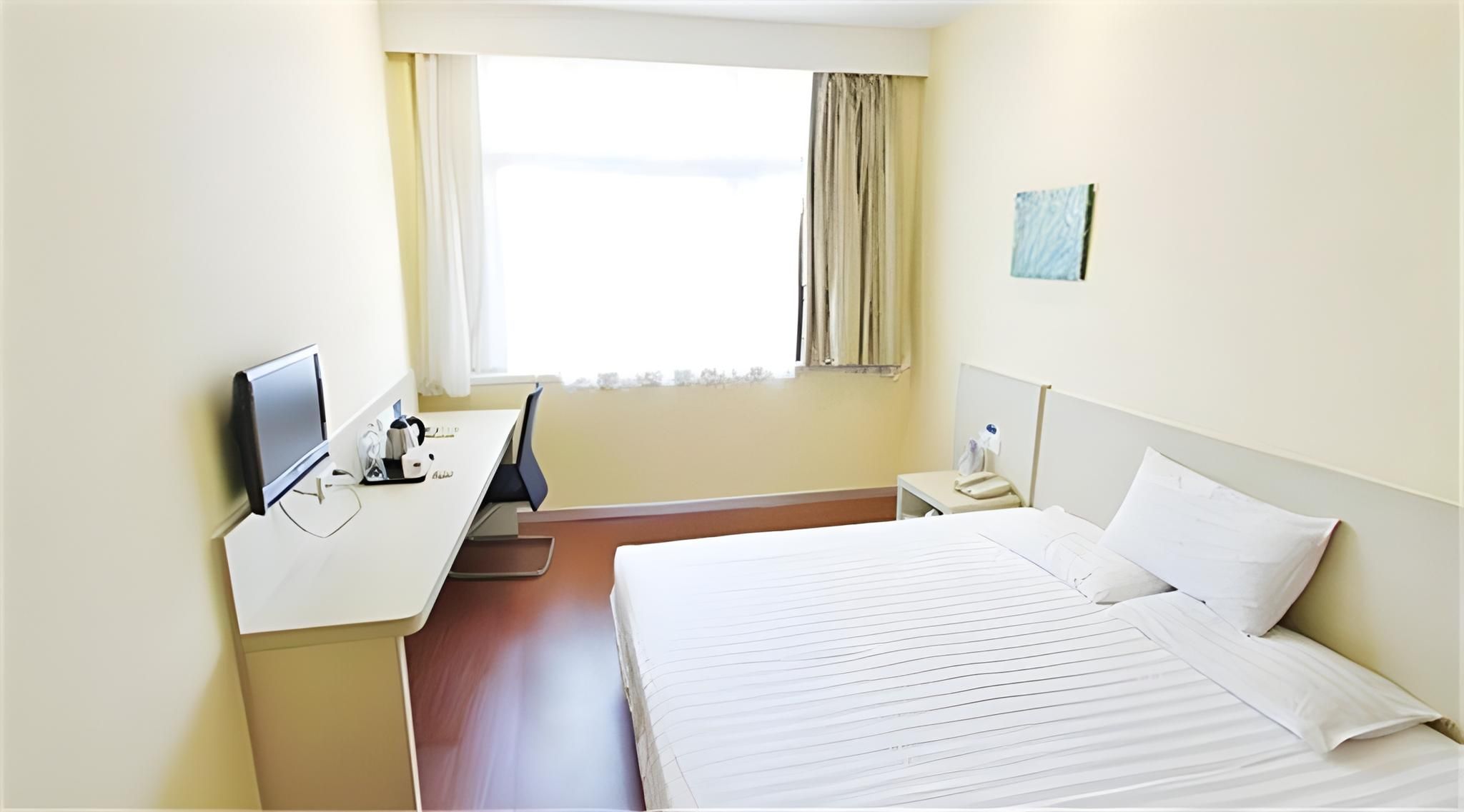 Hotel Queen Room