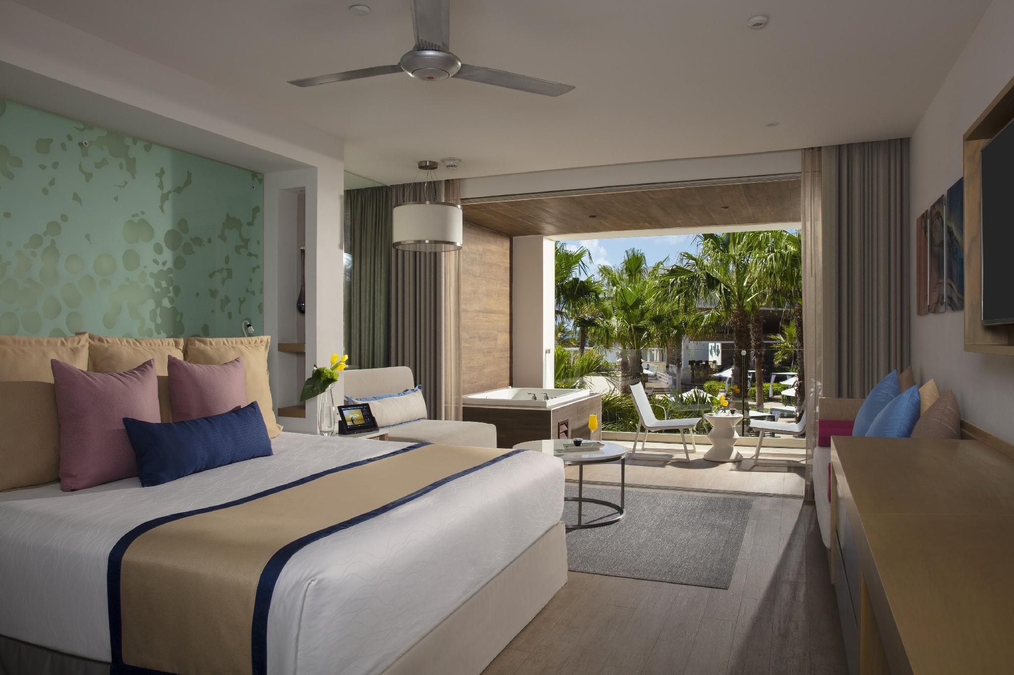 Preferred Club Junior Suite Swimout Ocean Front Double