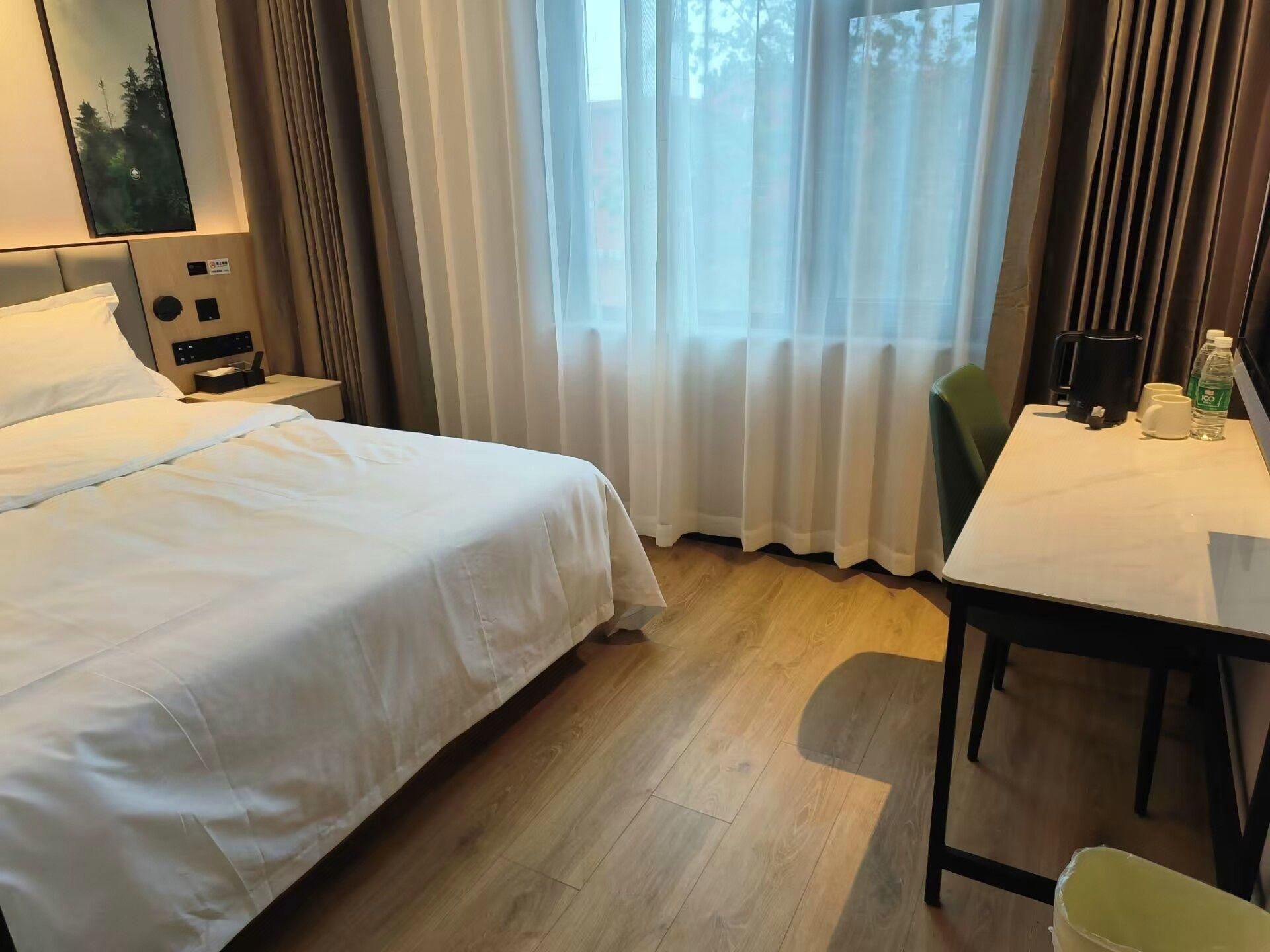 GTR Special offer - Guest Room with One 1.8M Bed