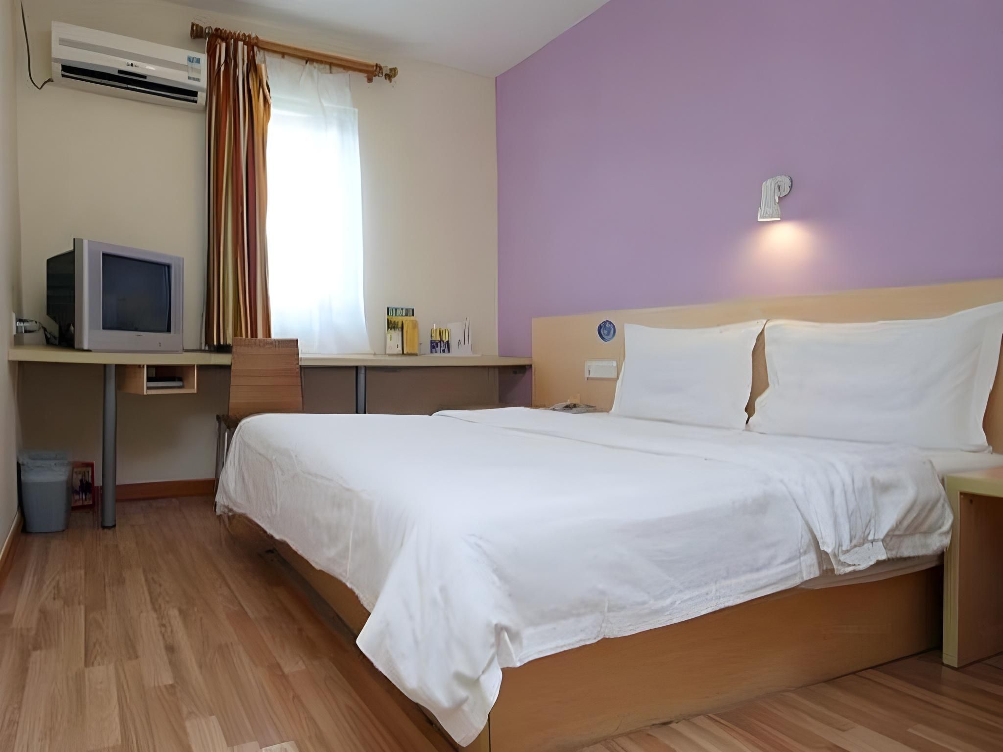 Business Queen Room