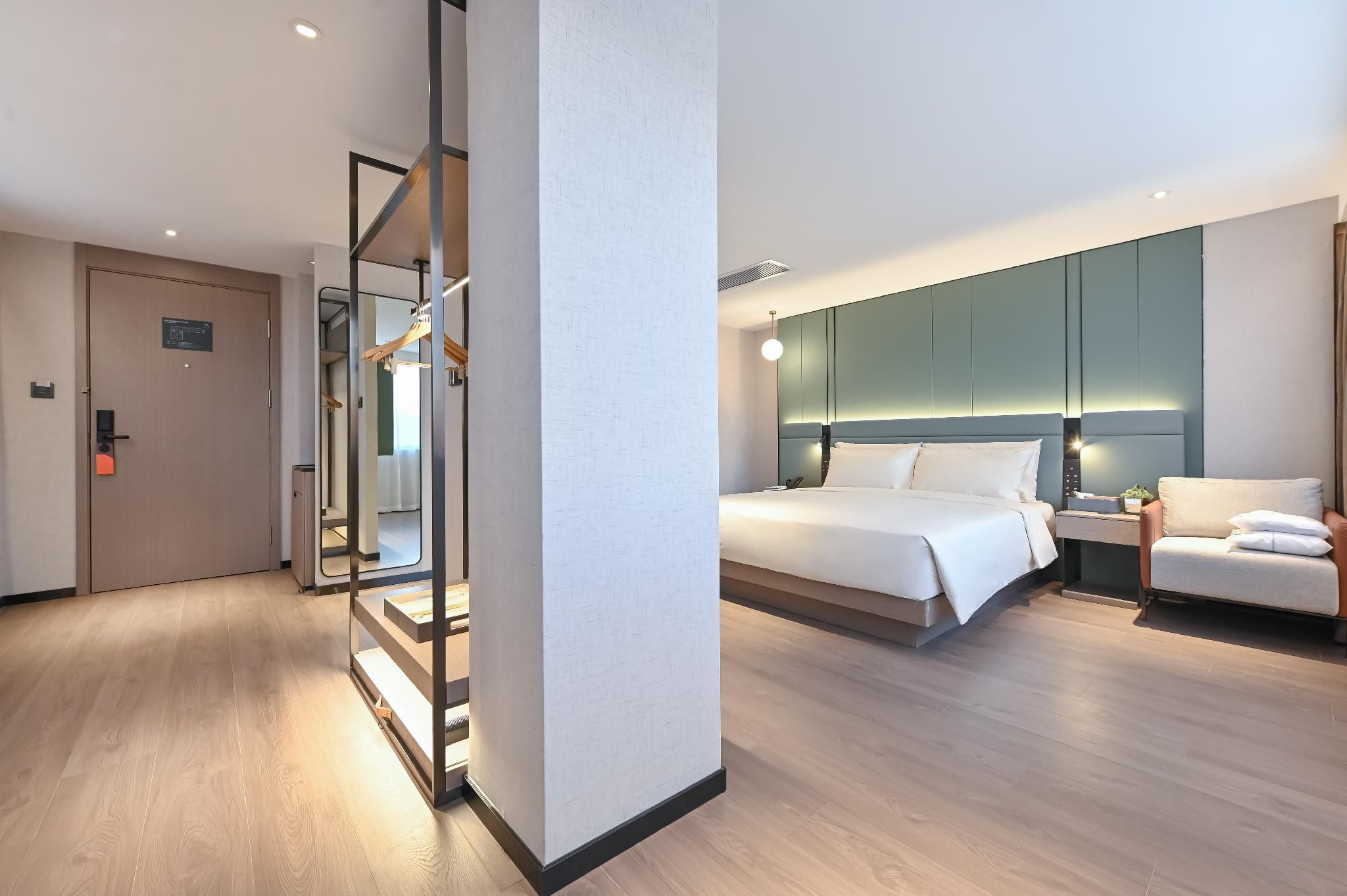 Premium King Room with City View